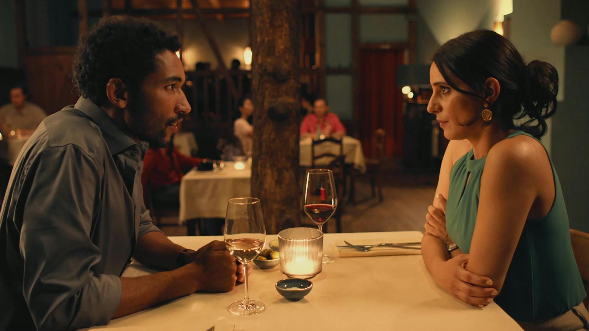 Die neuen Nachbarn aus Berlin: Theo (Benito Bause) und Mari (Maryam Zaree) 