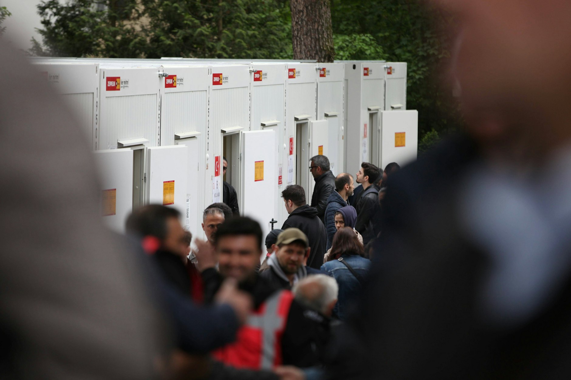 Türkisches Generalkonsulat im Bezirk Charlottenburg-Wilmersdorf, Wähler stehen Schlange für die Präsidentschaftswahl.