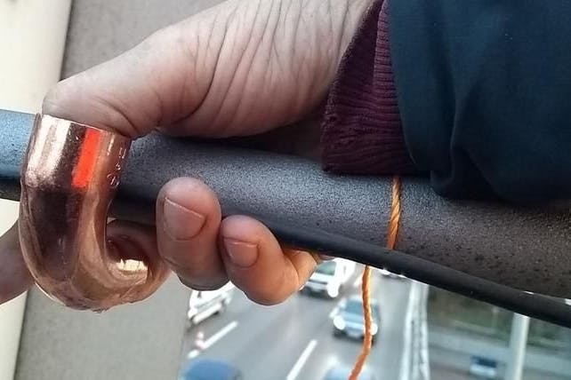 Mit diesem Kupferrohr-Trick versuchen Berlins Klimakleber jetzt die Polizei zu leimen.