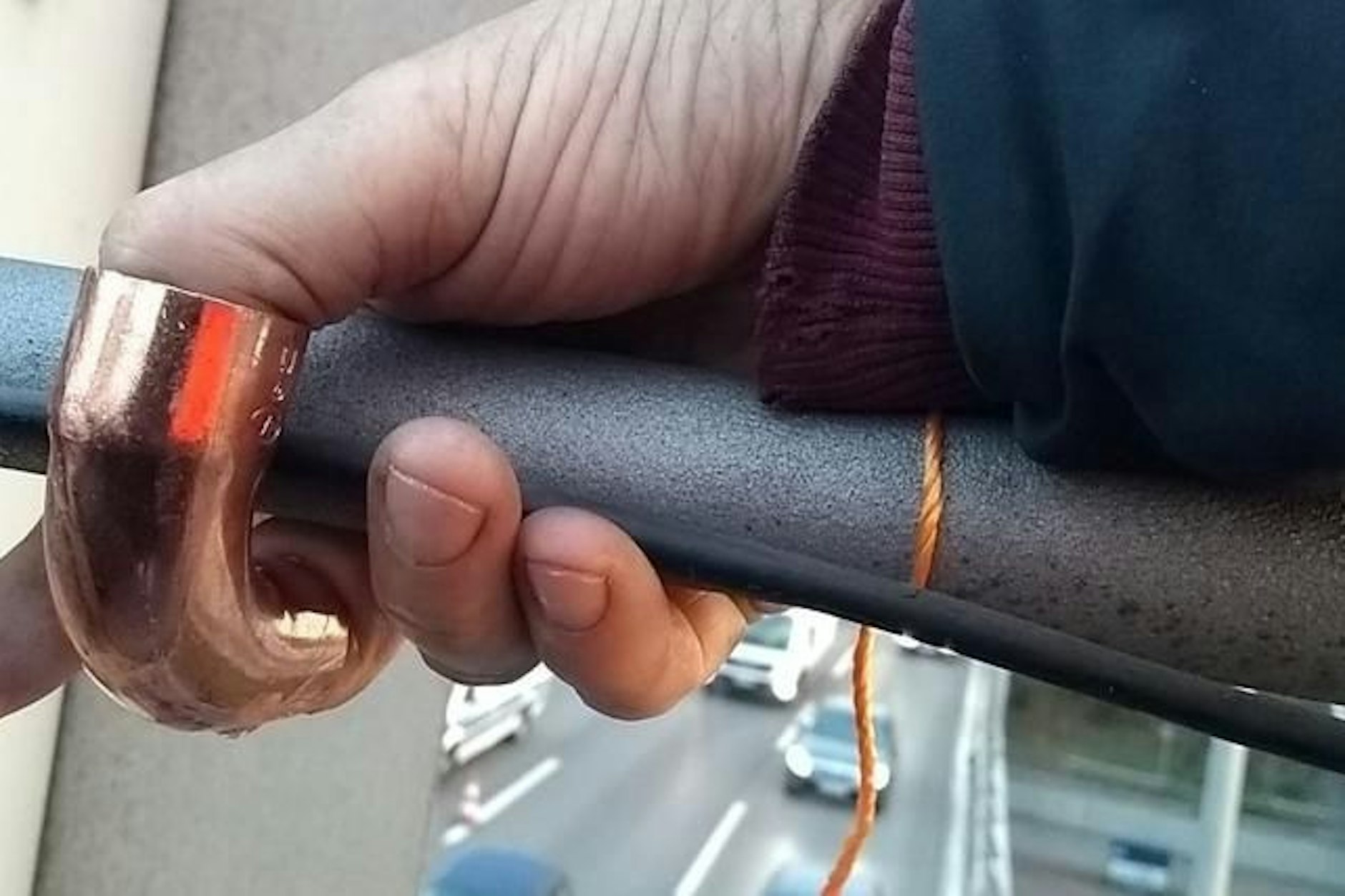 Mit diesem Kupferrohr-Trick versuchen Berlins Klimakleber jetzt die Polizei zu leimen.