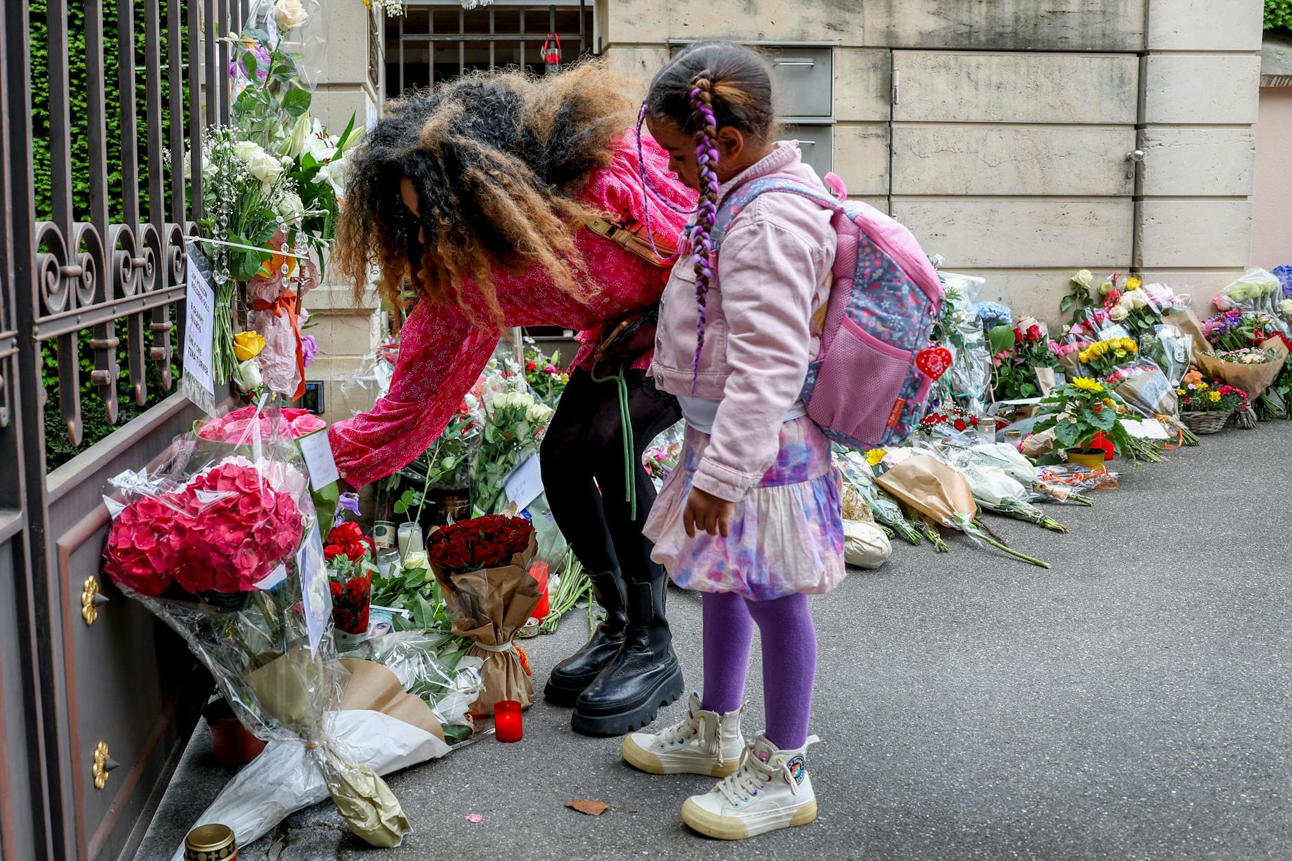 Ein Fan mit ihrer Tochter an einem Meer von Blumen vor dem Anwesen der Sängerin Tina Turner im Schweizerischen Küsnacht.