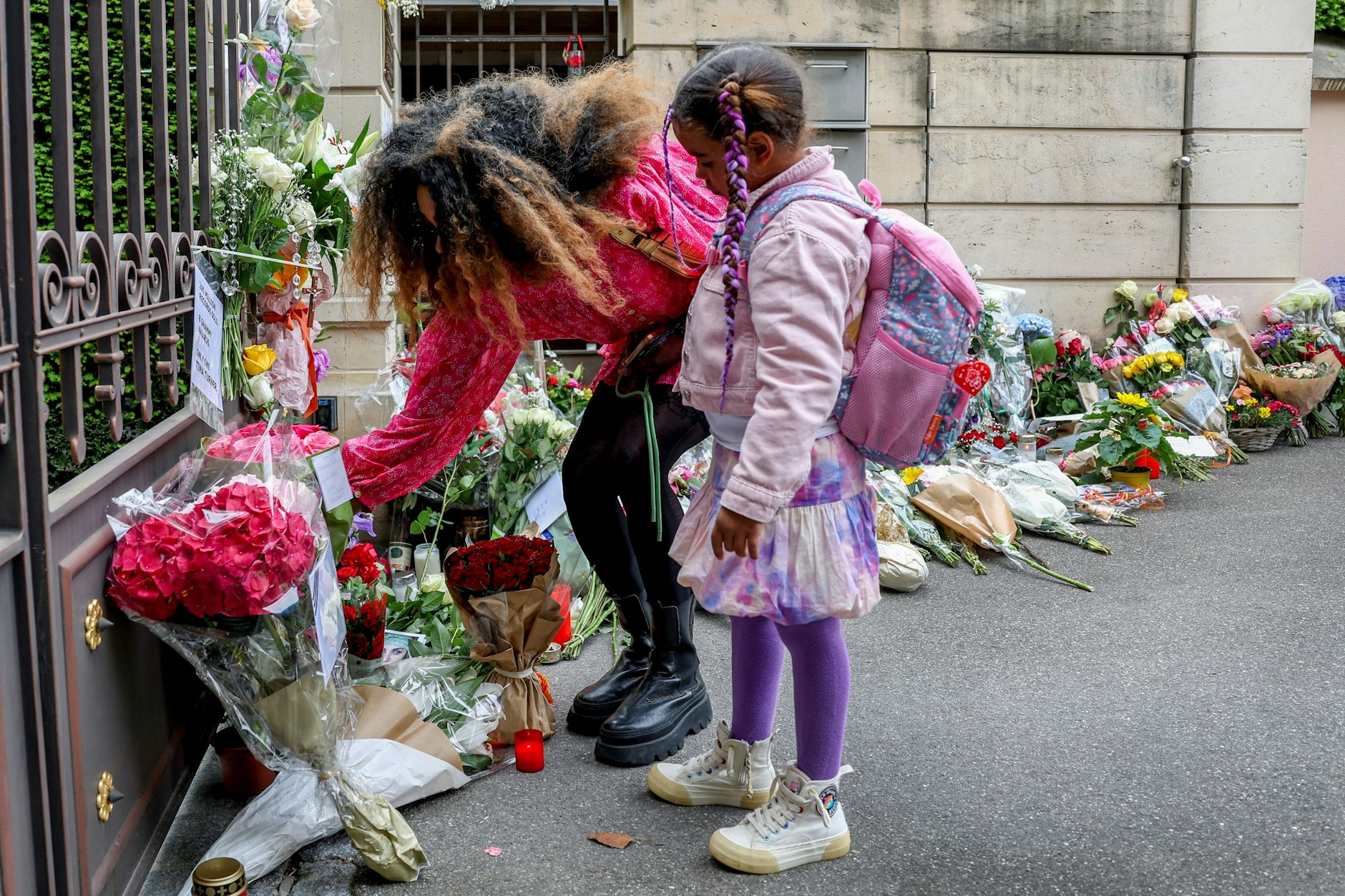 Ein Fan mit ihrer Tochter an einem Meer von Blumen vor dem Anwesen der Sängerin Tina Turner im Schweizerischen Küsnacht.