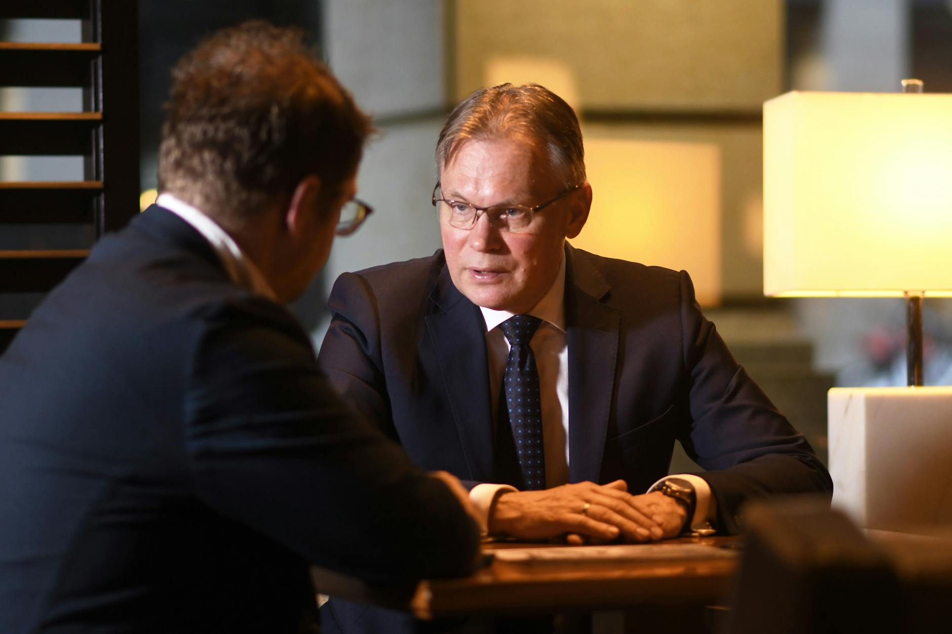 Arkadiusz Mularczyk, Vize-Außenminister Polens, und Tomasz Kurianowicz, Chefredakteur der Berliner Zeitung, im Gespräch