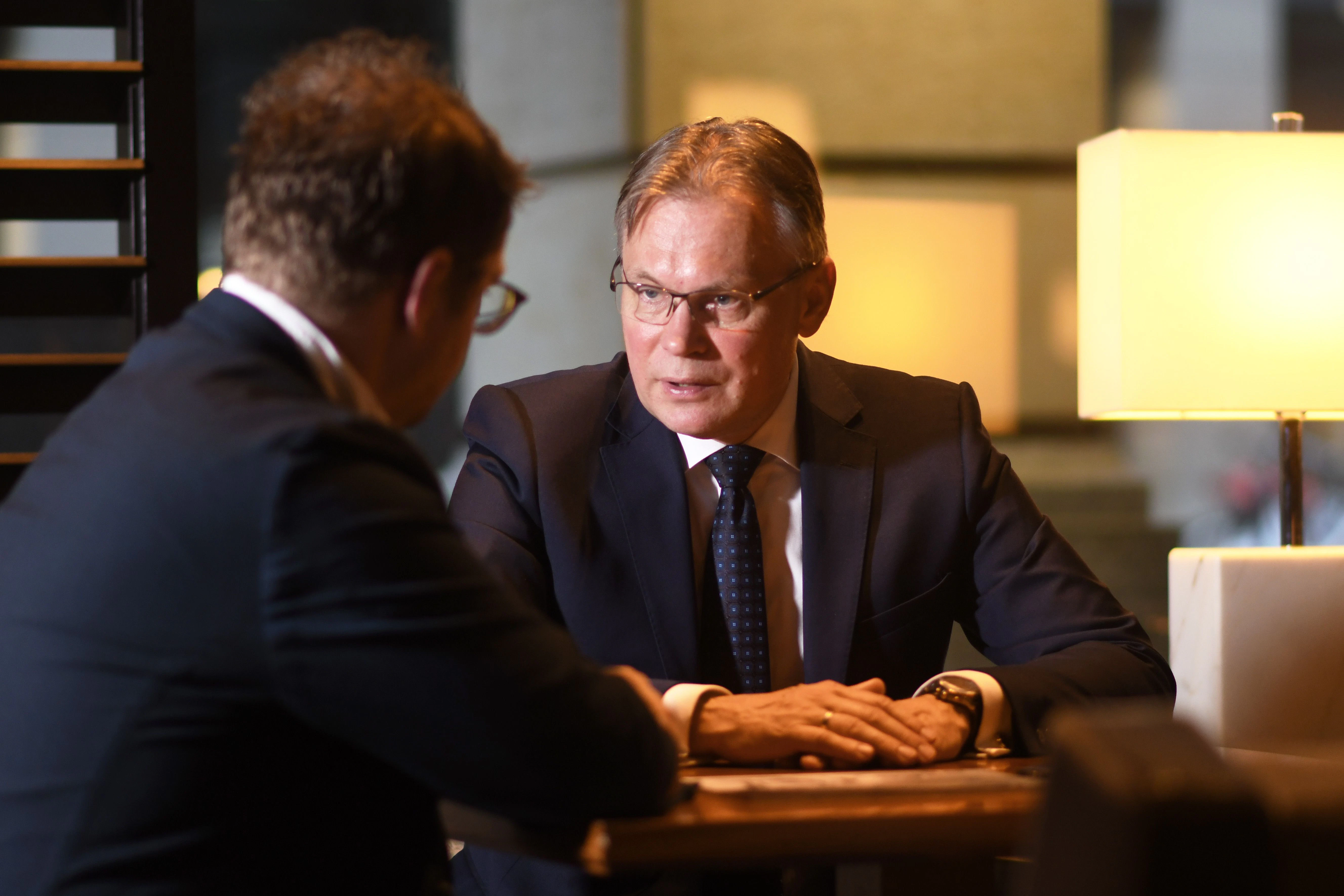 Arkadiusz Mularczyk, Vize-Außenminister Polens, und Tomasz Kurianowicz, Chefredakteur der Berliner Zeitung, im Gespräch