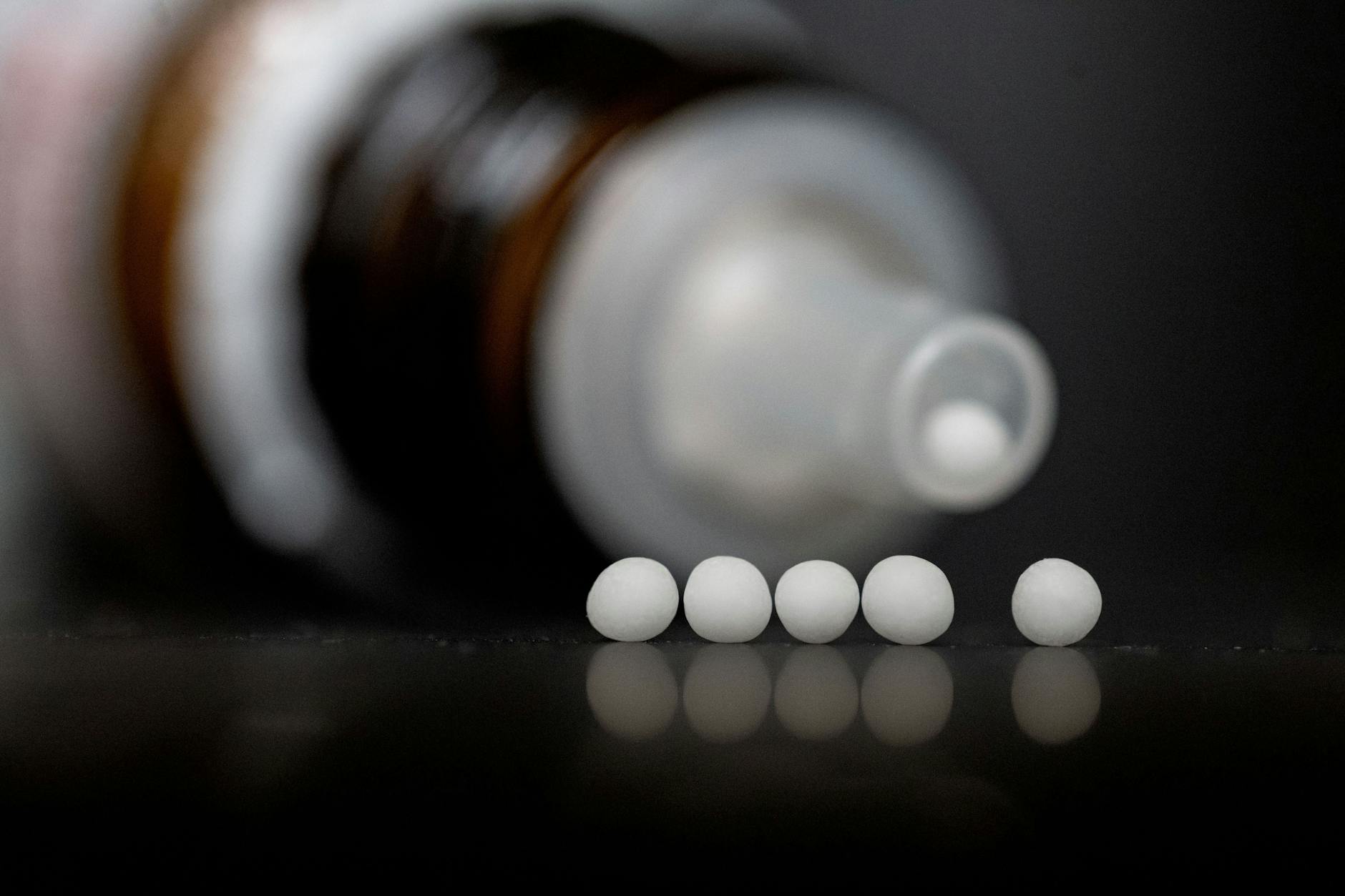 Homöopathische Kügelchen sind schwer umstritten: Ob Ärzte Zusatzausbildungen im Bereich Homöopathie machen dürfen, entscheiden mittlerweile Gerichte. 