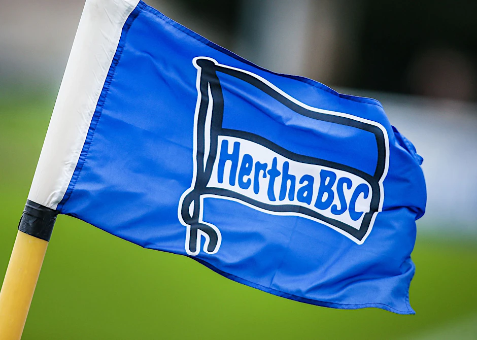 ARCHIV - Fahne von Hertha BSC weht im Wind.  