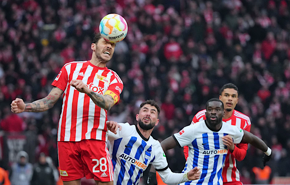 Kampf um den Ball: Spieler des 1. FC Union Berlin treffen auf den gegnerischen Verein Hertha BSC.