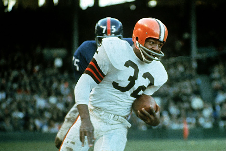 ARCHIV - Jim Brown von den Cleveland Browns in Aktion gegen die New York Giants.  