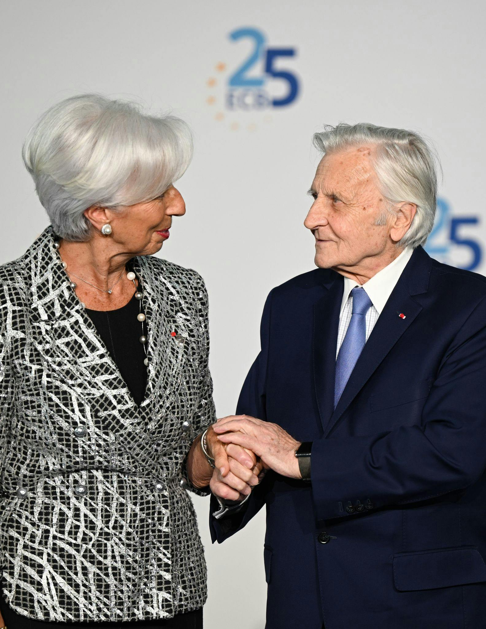 Christine Lagarde lächelt ihren Vorgänger Jean-Claude Trichet an.