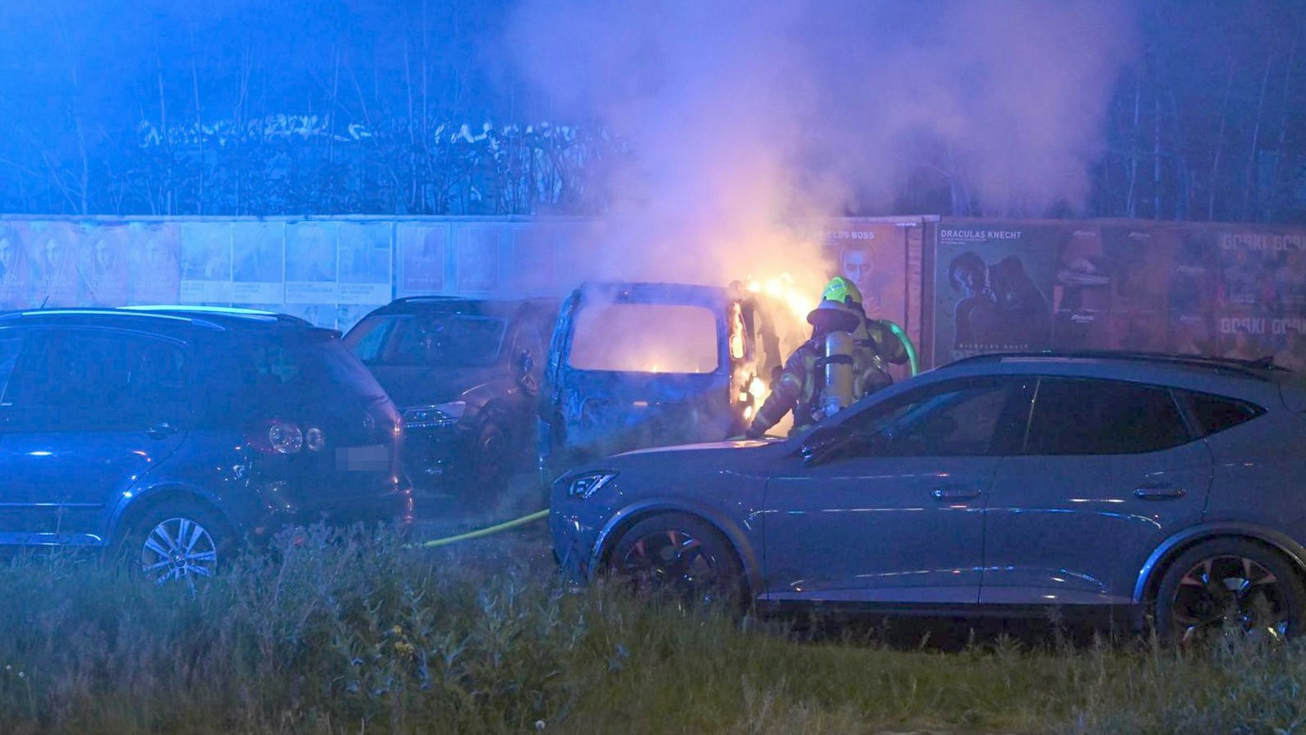 Am SEZ in Friedrichshain brannte ein Kleinbus komplett aus.