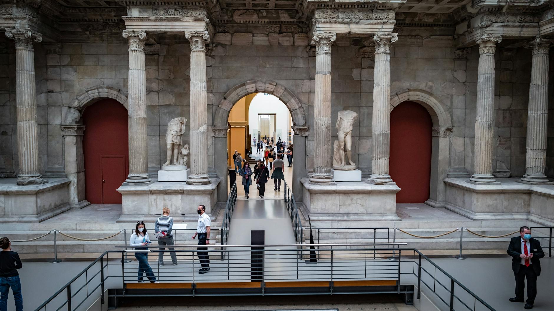 Das Pergamonmuseum in Berlin ist ein Besuchermagnet: Jetzt noch mal schnell hin, denn im Herbst schließt es vier Jahre lang für Sanierungsarbeiten. 