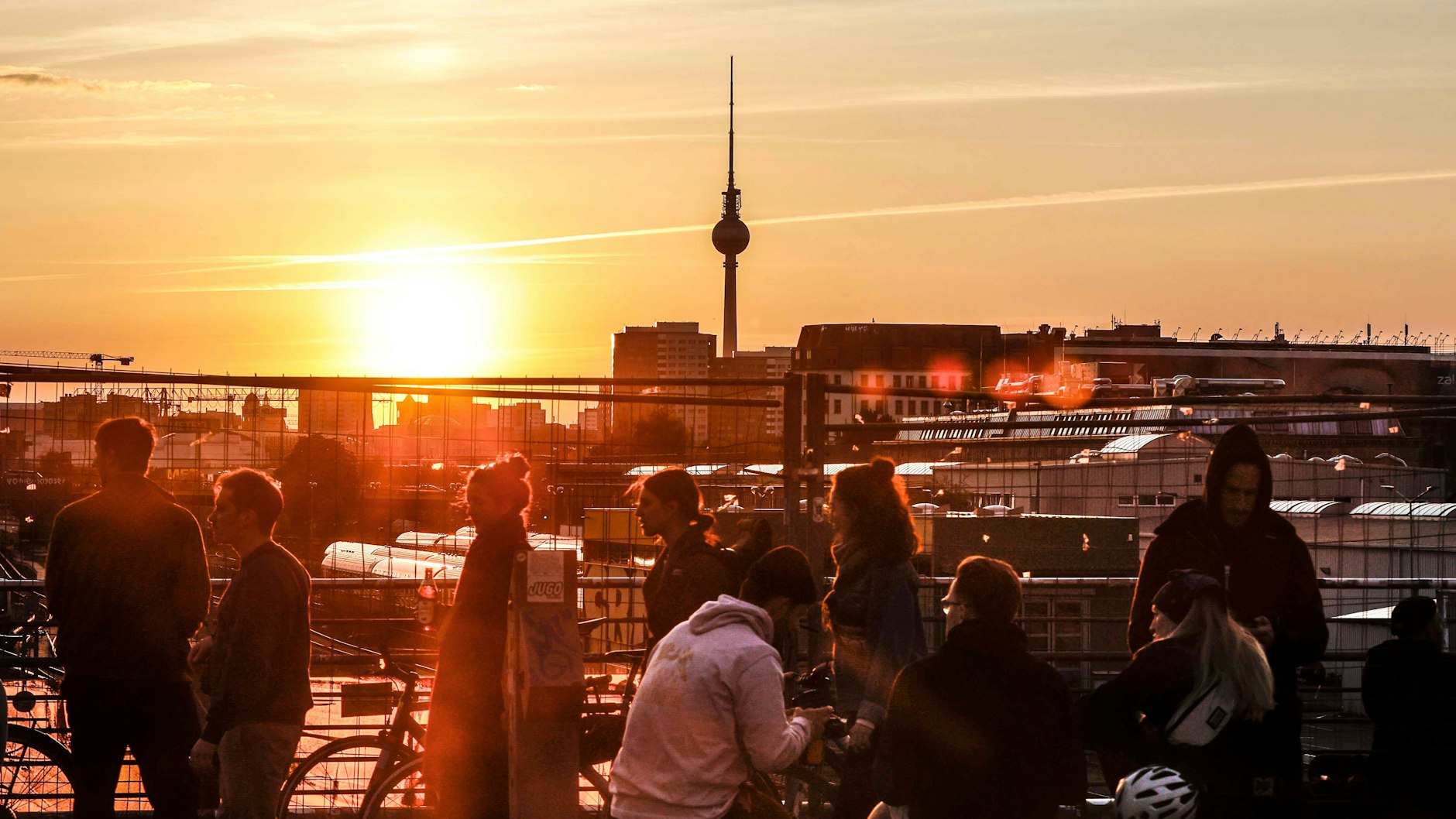 Berlin, Sonnenuntergang an der Modersohnbrücke. Berlin kann auch Idylle. 