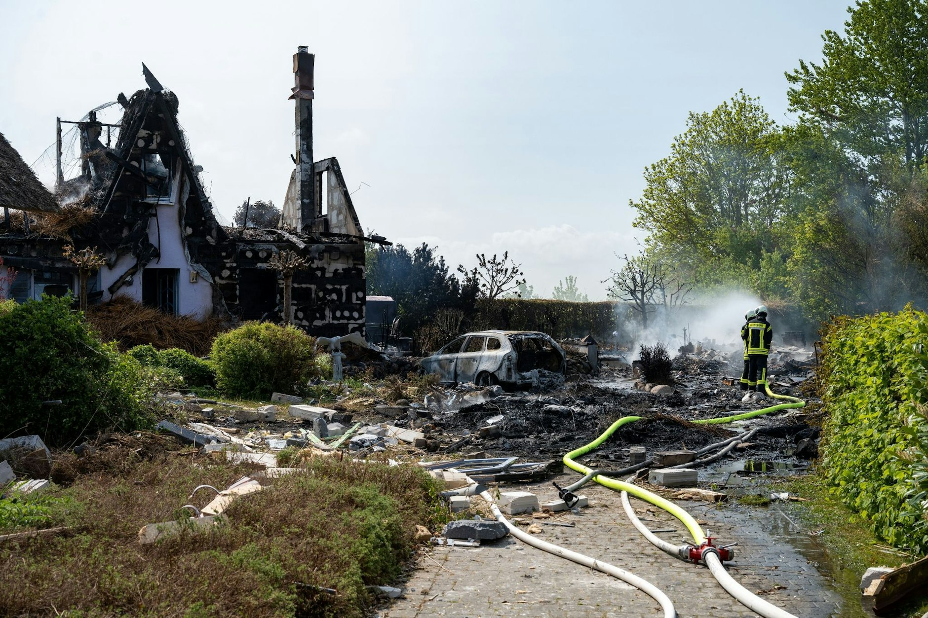 Ein Bild der Zerstörung: Die Feuerwehr im Einsatz in Putgarten auf der Insel Rügen.