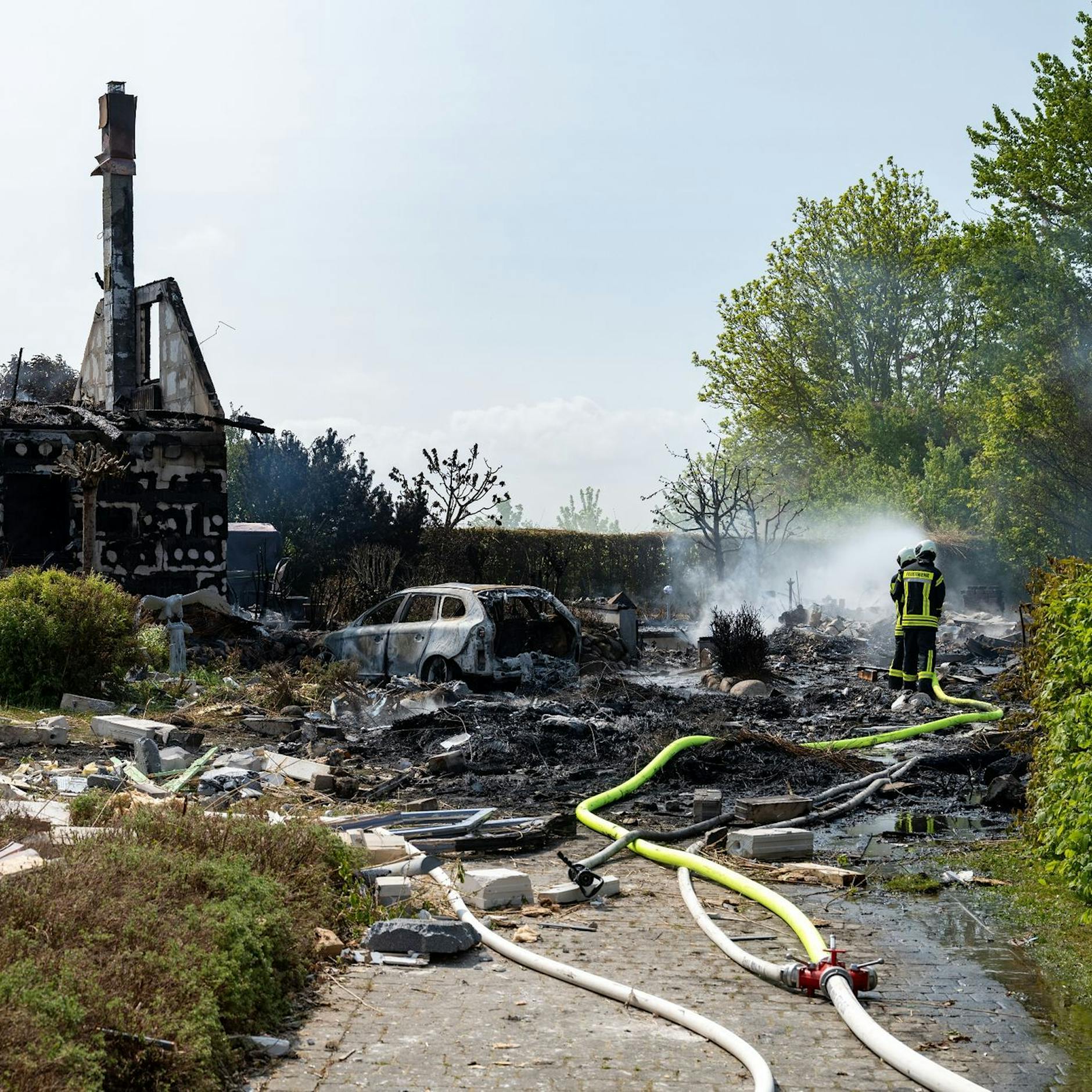 Explosion und Mega-Feuer: Inferno auf Rügen zerstört Feriensiedlung!