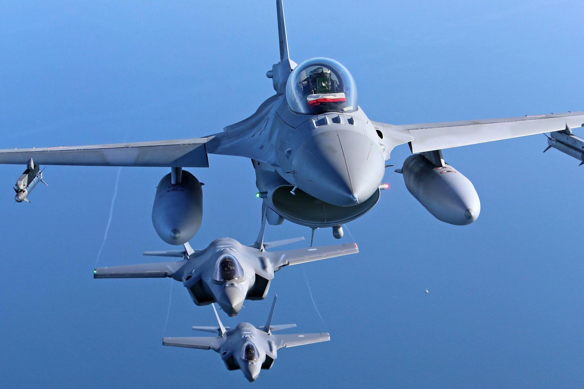 Kampfflugzeuge vom Typ Lockheed Martin F-35A Lightning II und Lockheed Martin F-16 der niederländischen und polnischen Luftwaffe