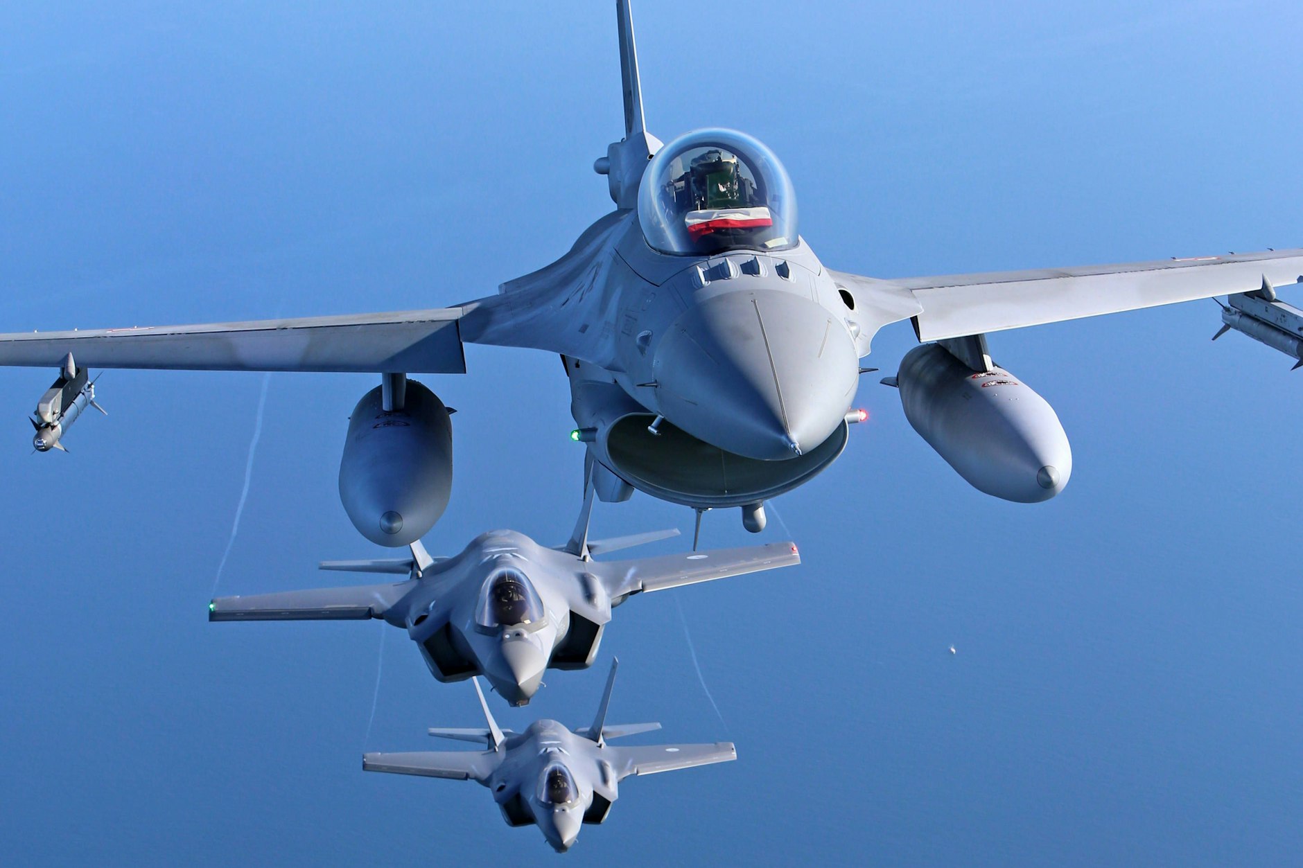 Kampfflugzeuge vom Typ Lockheed Martin F-35A Lightning II und Lockheed Martin F-16 der niederländischen und polnischen Luftwaffe