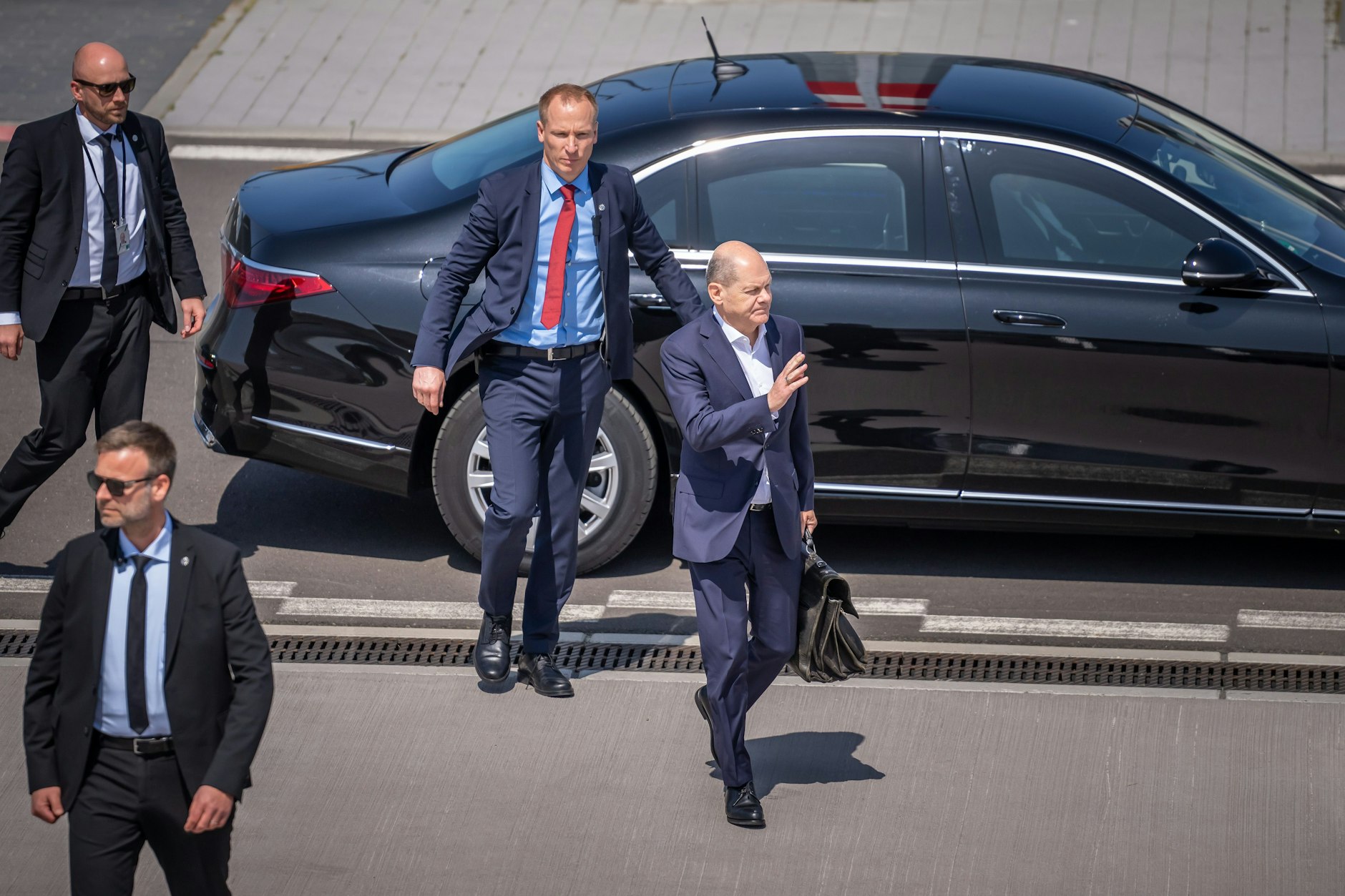 Bundeskanzler Olaf Scholz mit seinen Personenschützern