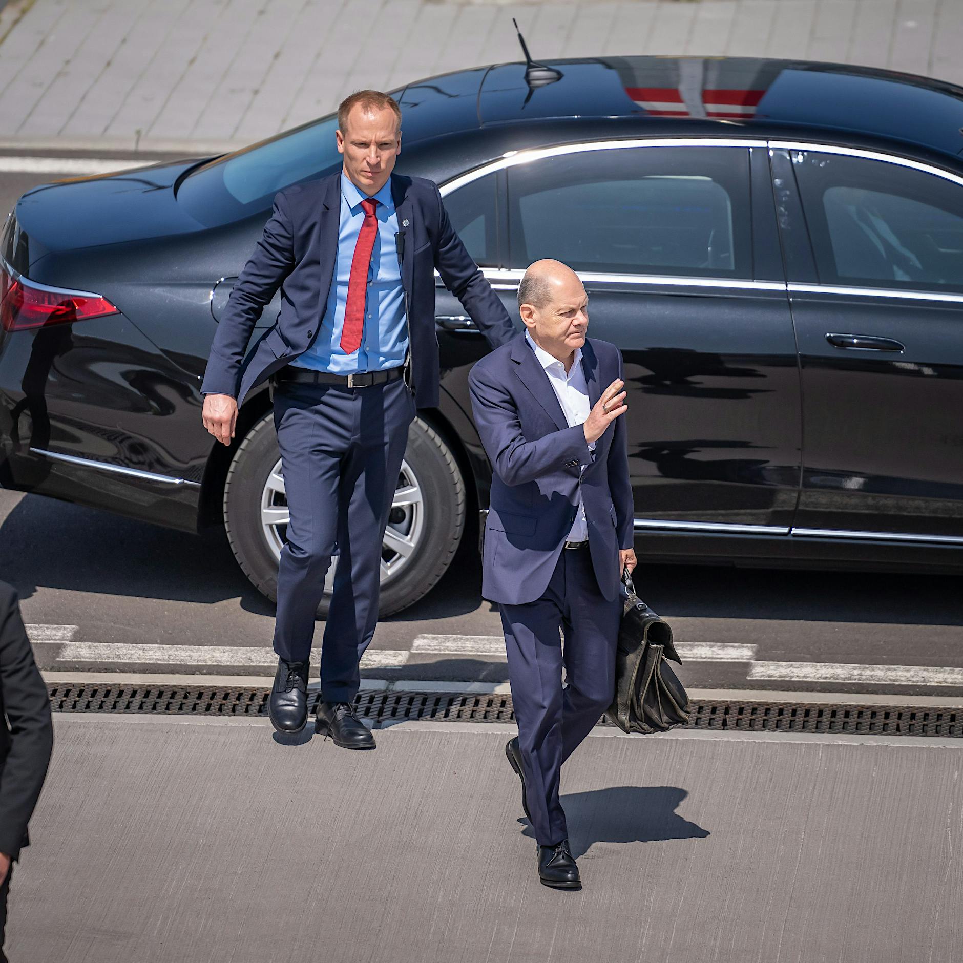 Umarmungs-Vorfall am Flughafen: Scholz überrascht, aber cool