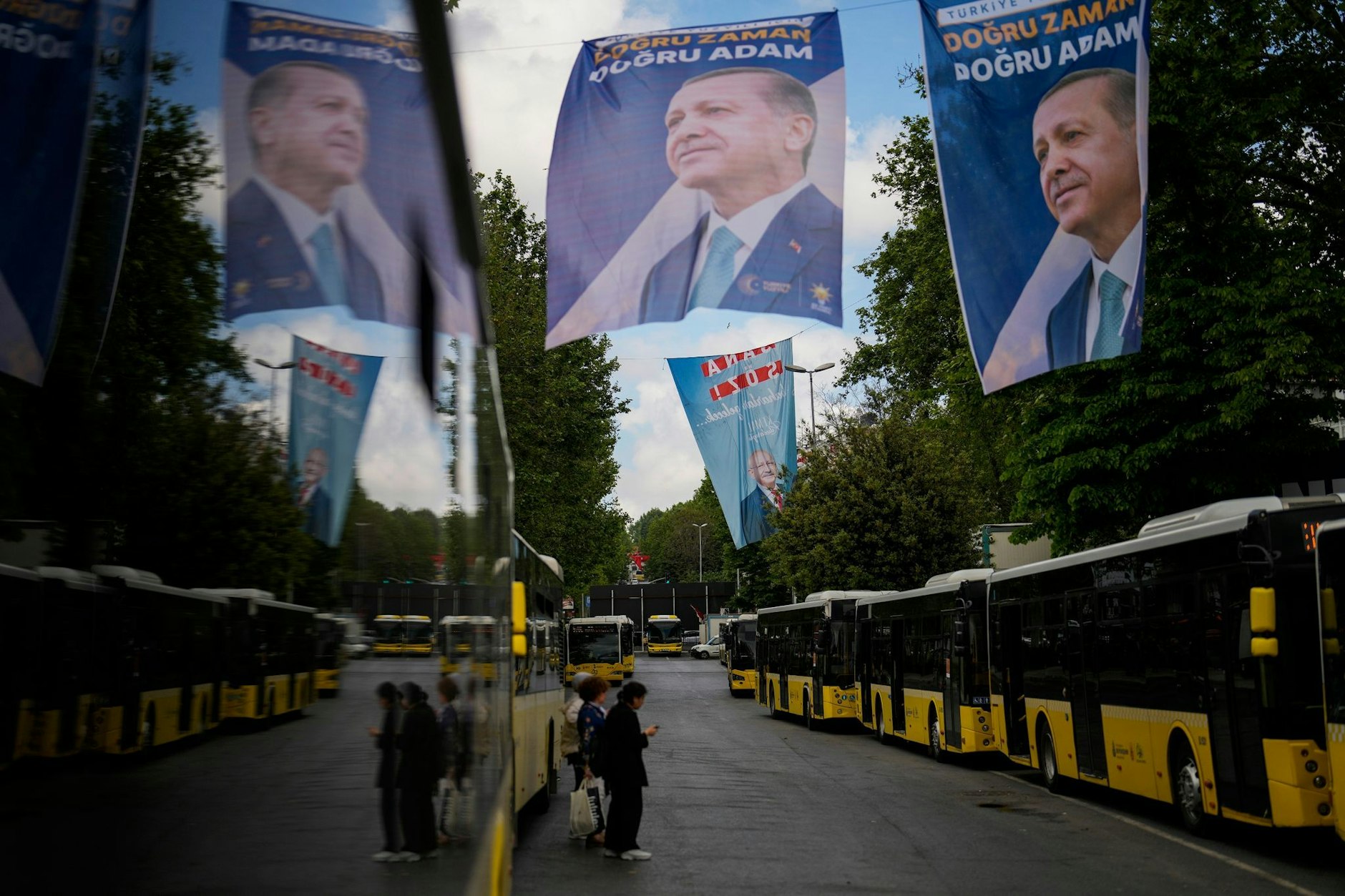 ARCHIV - Wahlbanner des türkischen Präsidenten Erdogan in Istanbul.  