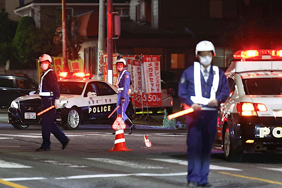 Polizisten in Nakano in der Nähe eines Gebäudes, in dem sich der Täter Mann verschanzt hat.  