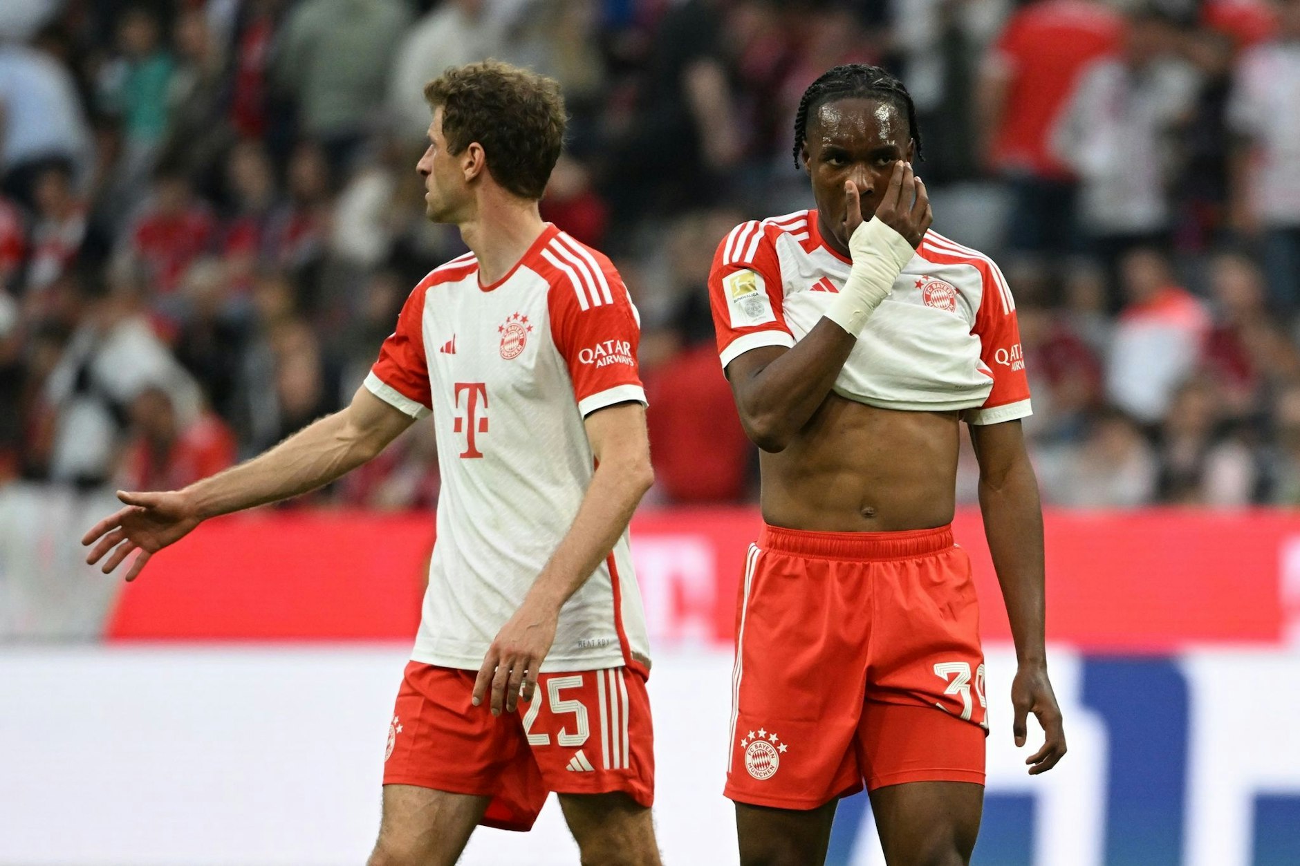 Blankes Entsetzen beim FC Bayern: Nach der 1:3-Pleite gegen&nbsp;RB Leipzig blickt man bei Mathys Tel (r.) und Thomas Müller in enttäuschte Gesichter.