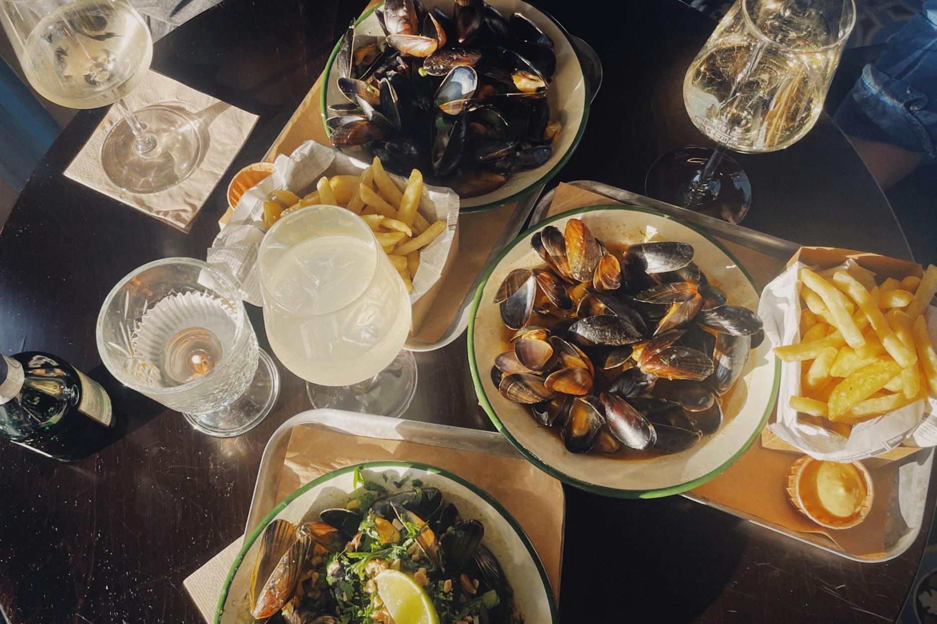 Moules Frites in rotem Sud mit Fenchelknolle, Sellerie, Weißwein, Pastis, Knoblauch und Tomaten.