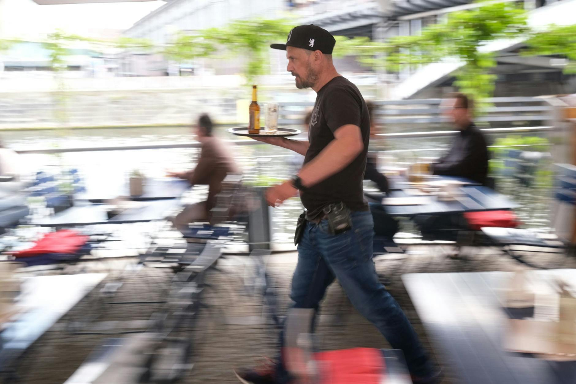 Immer in Eile: Das Gasthaus „Ständige Vertretung“ hat auch einen Außenbereich direkt am Ufer der Spree.