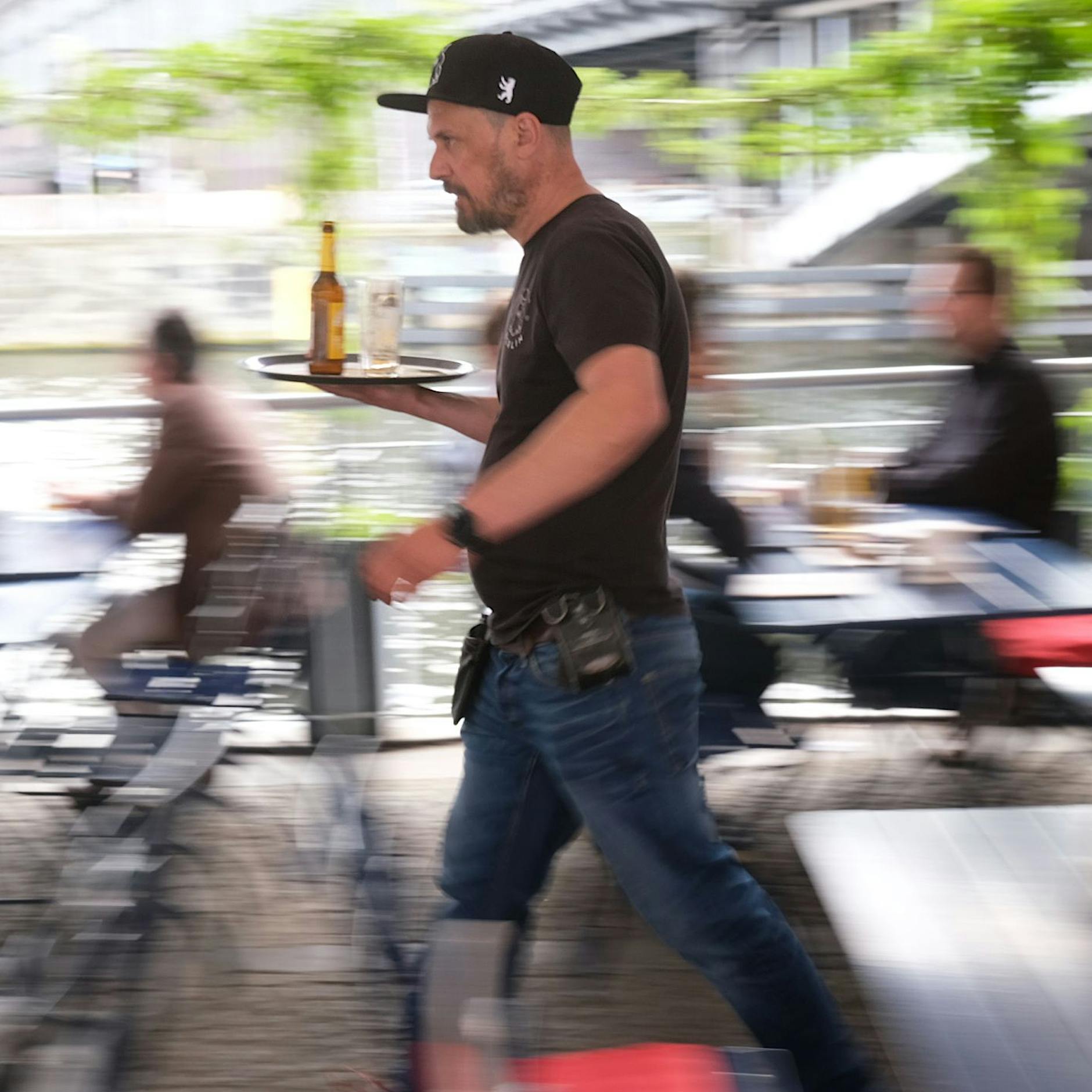 „Ein harter Job, ich liebe es“: Dieses Berliner Lokal macht 1000 Essen am Tag