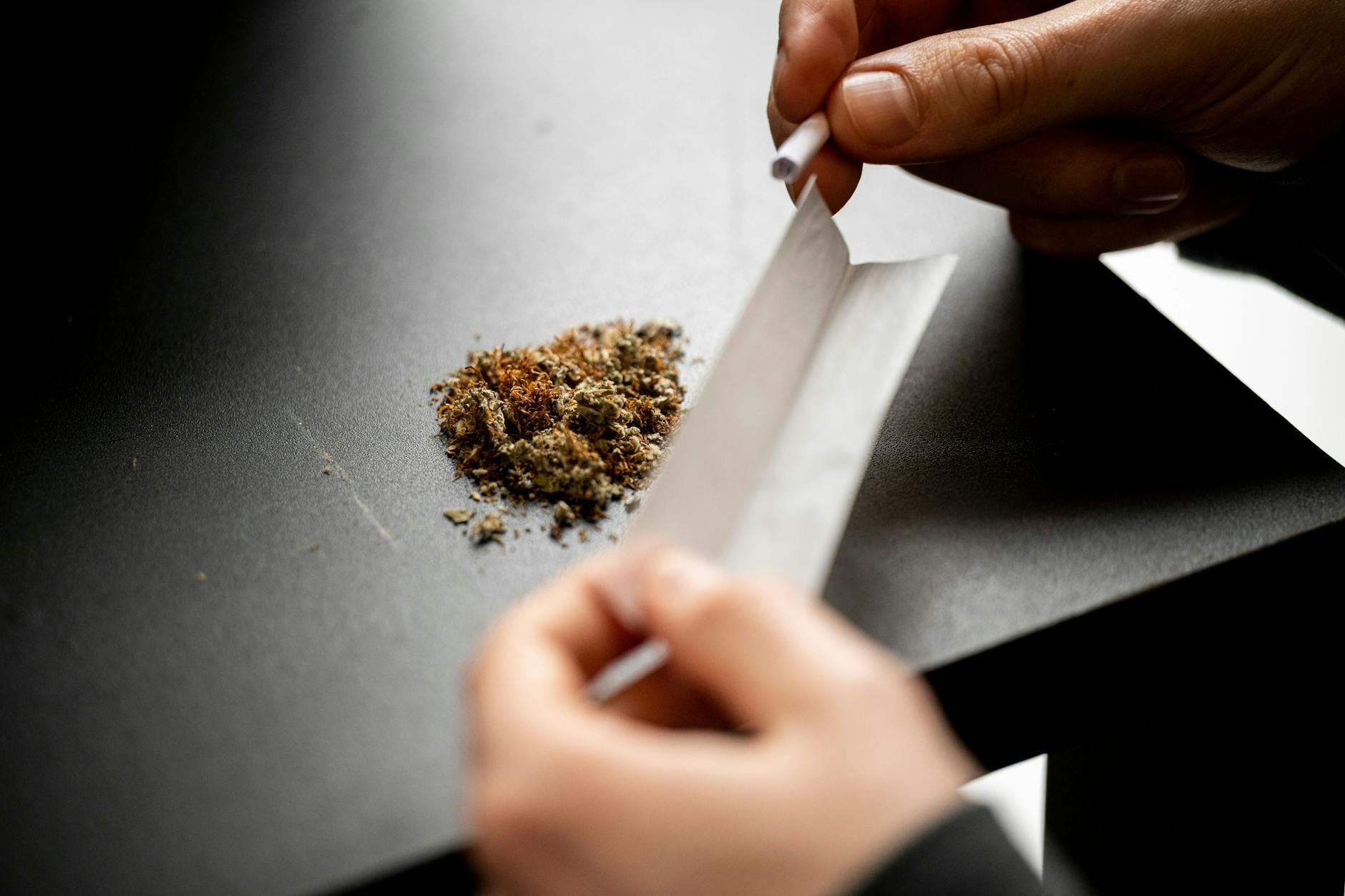 Ein Joint wird gedreht.