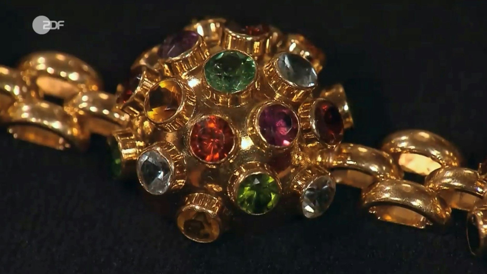 Der Schmuck bei „Bares für Rares“ funkelt in den verschiedensten Farben.