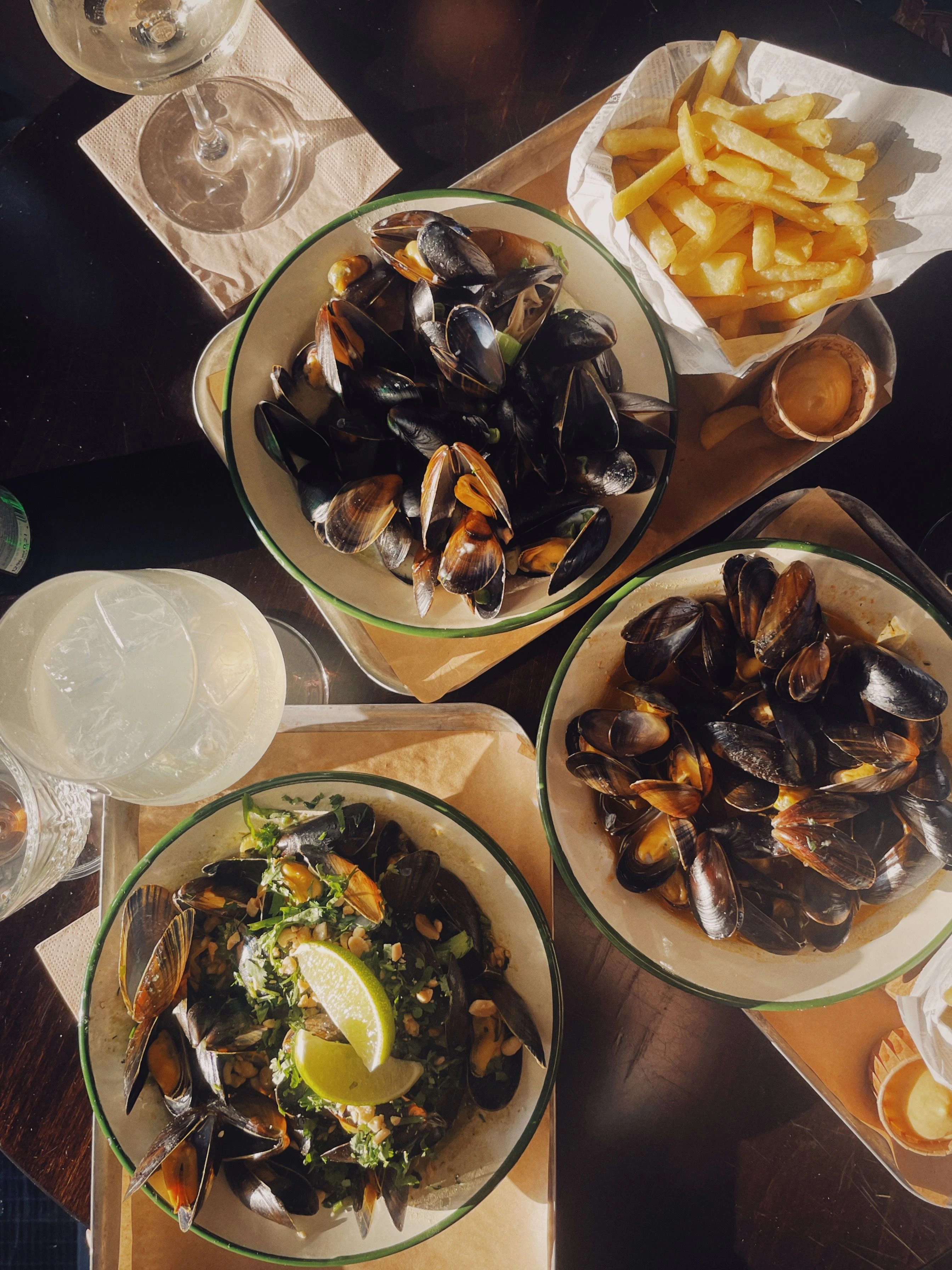 Frites und Muscheln: Eine Verbindung aus dem kulinarischen Paradies.
