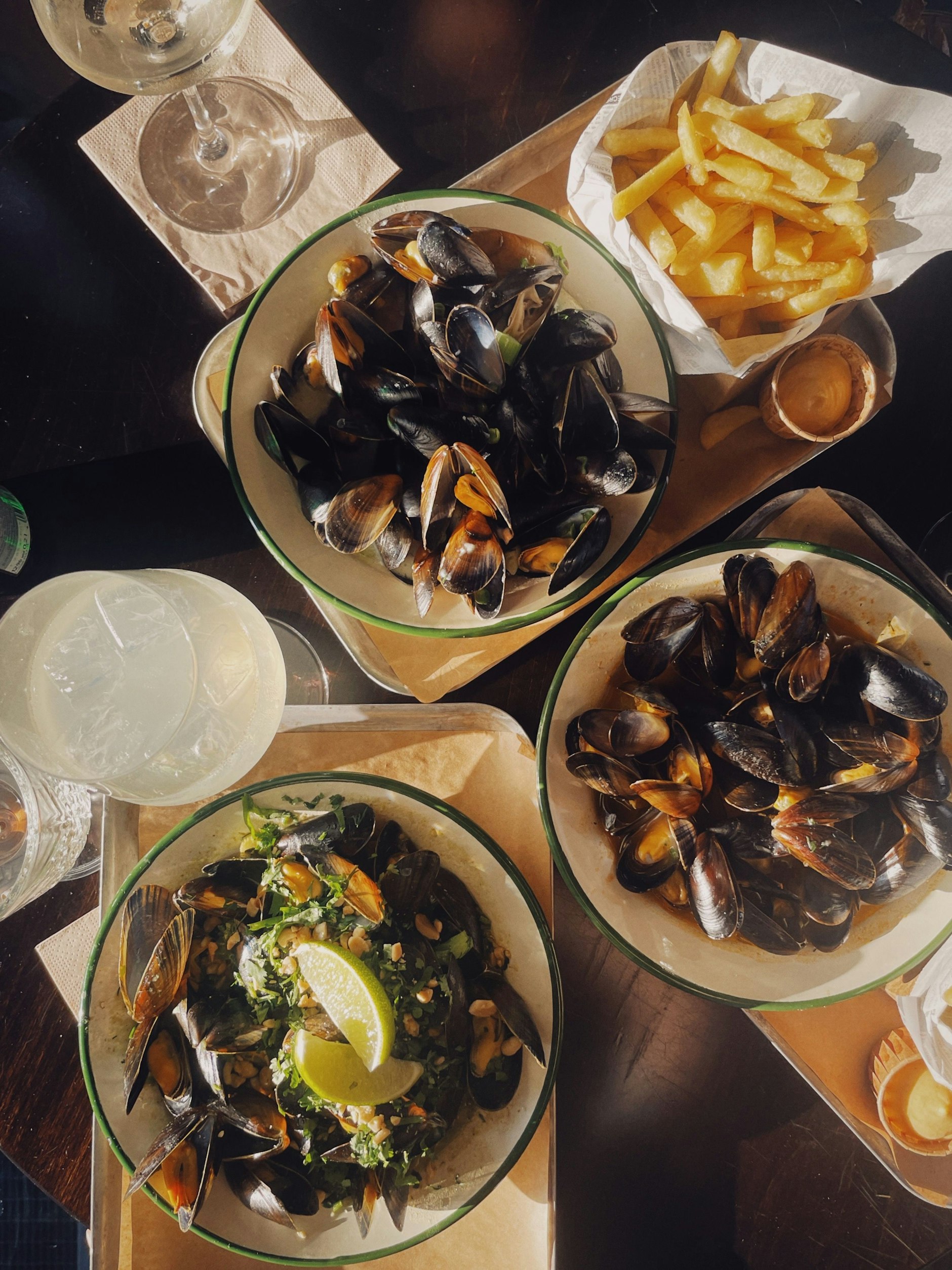 Frites und Muscheln: Eine Verbindung aus dem kulinarischen Paradies.