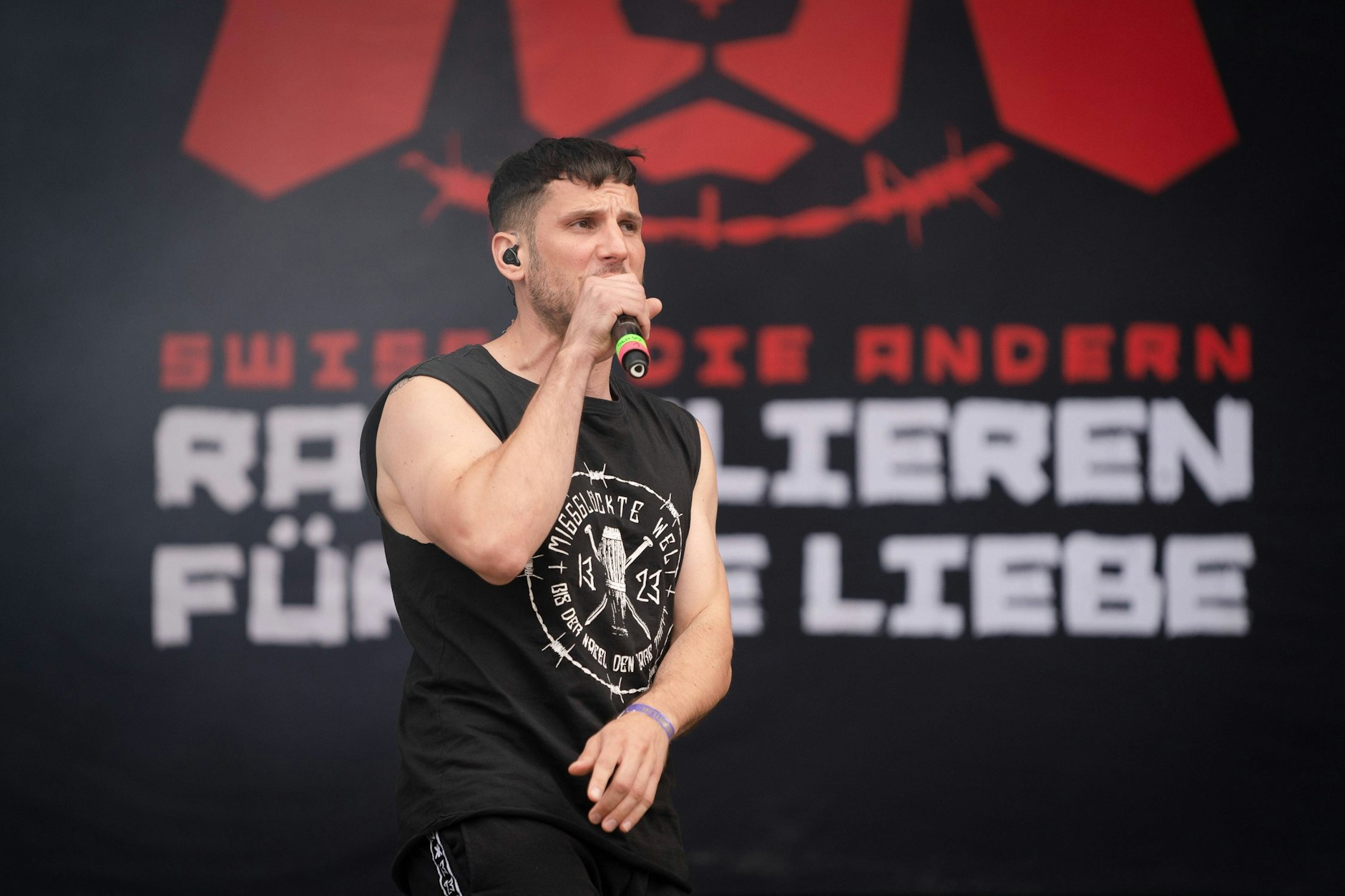 Frontmann Swiss bei einem Auftritt der Band