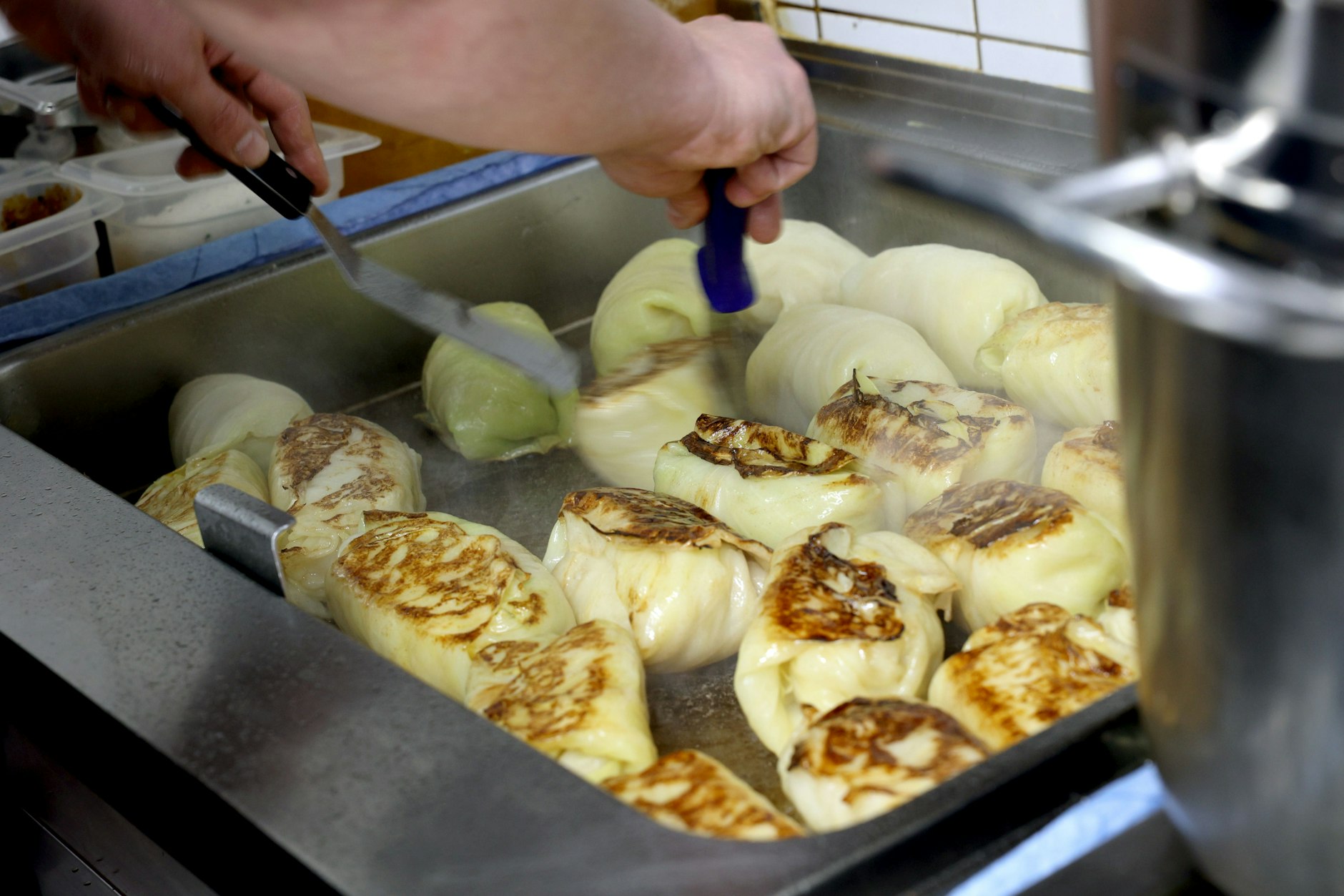 Alles wird frisch gemacht: Kohlrouladen werden vorbereitet.
