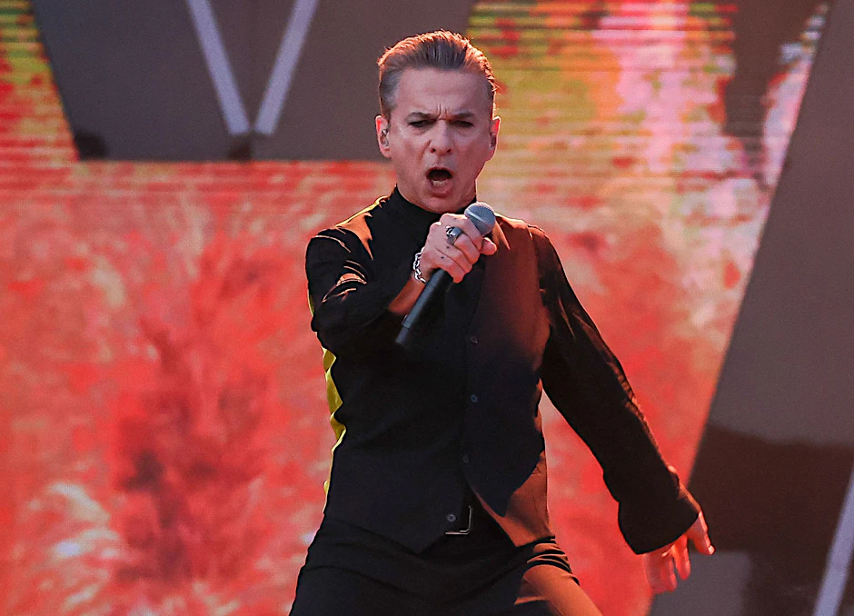 Dave Gahan von Depeche Mode singt beim Konzert der „Memento Mori Tour 2023“ in Leipzig. Es ist die erste Tour ohne Keyboarder Fletcher, der genau vor einem Jahr mit nur 60 Jahren starb.