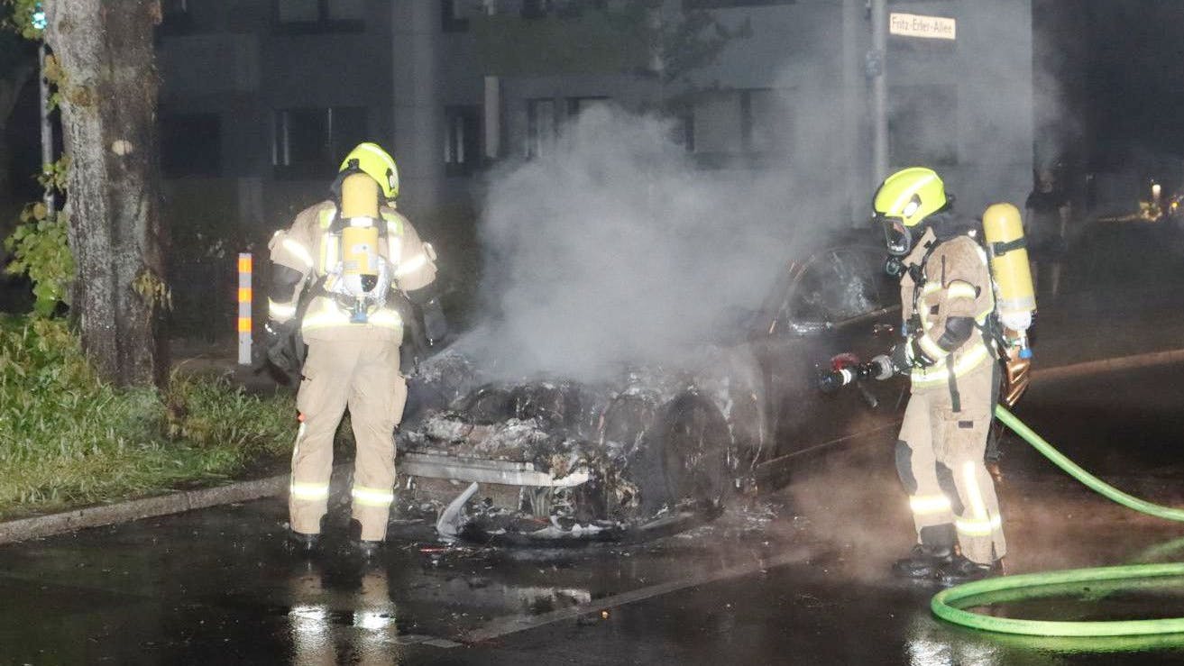 Der Wagen wurde durch das Feuer schwer beschädigt.