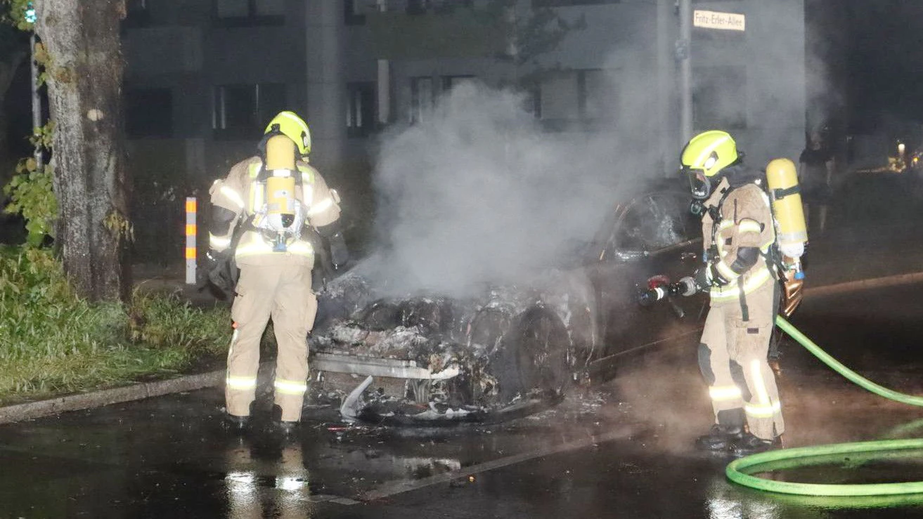 Der Wagen wurde durch das Feuer schwer beschädigt.