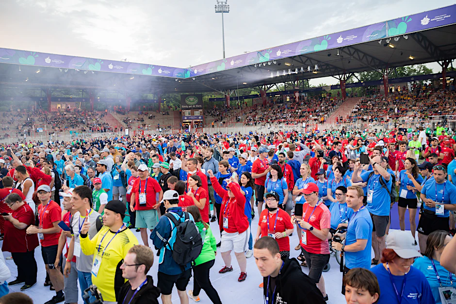ARCHIV - 19.06.2022, Berlin: Teilnehmer verfolgenden die Eröffnungsfeier der Special Olympics Nationalen Spiele 2022 im Stadion An der Alten Försterei. 
