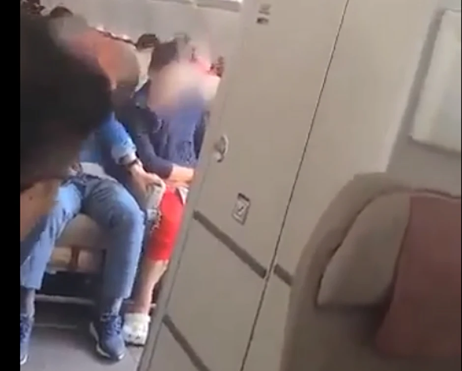 Passagiere an dem geöffneten Notausgang