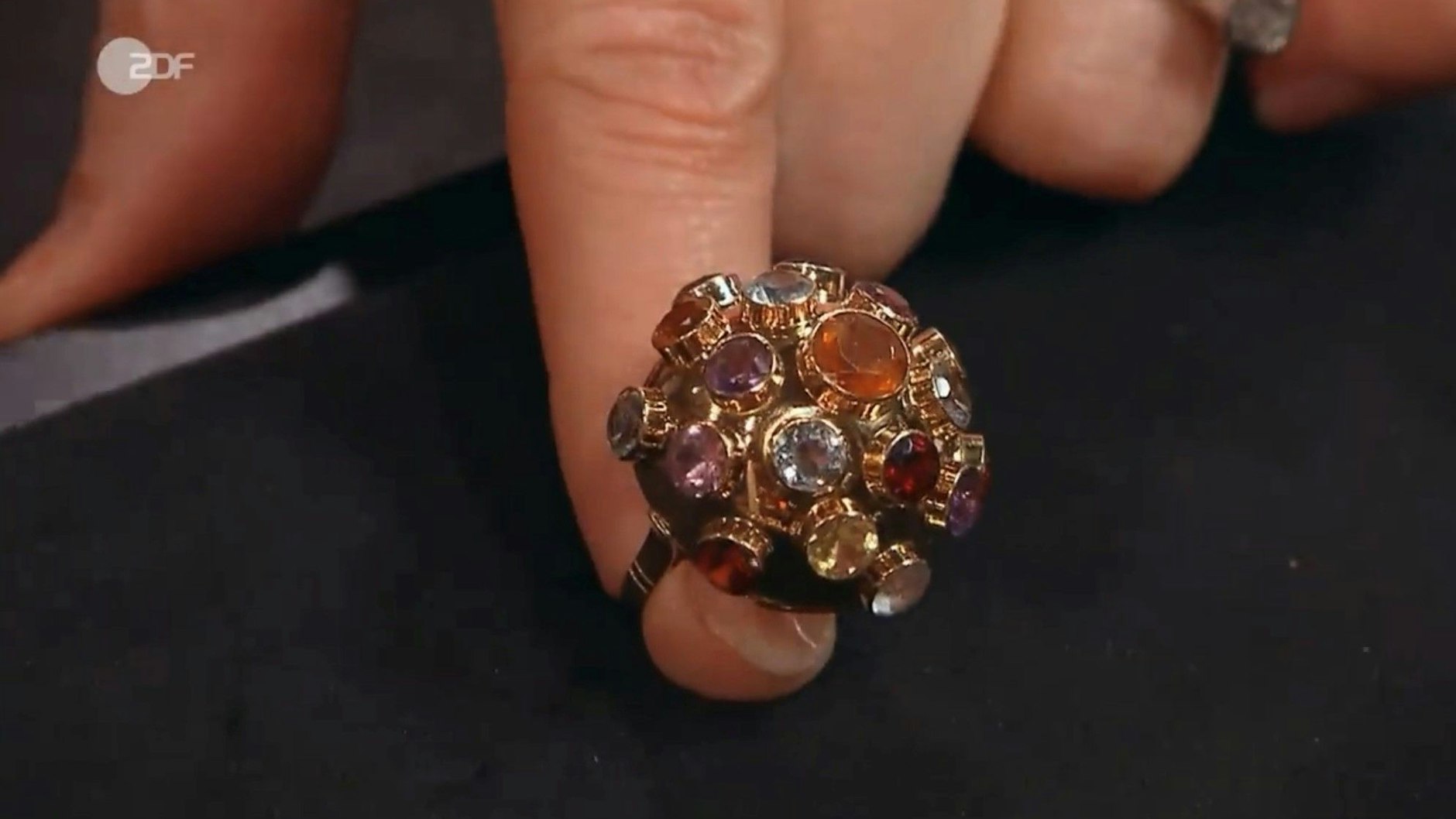 Einige Steine am Ring bei „Bares für Rares“ sind etwas beschädigt.