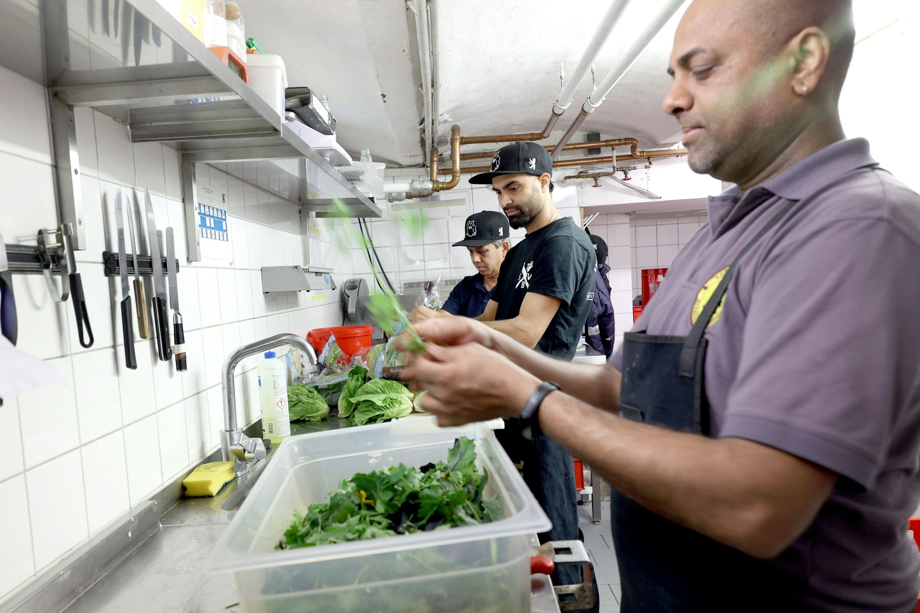 Alles muss frisch geschnitten werden: Rahman Khan, Singh Jeswihde und Sanjay Vaz bei der Arbeit