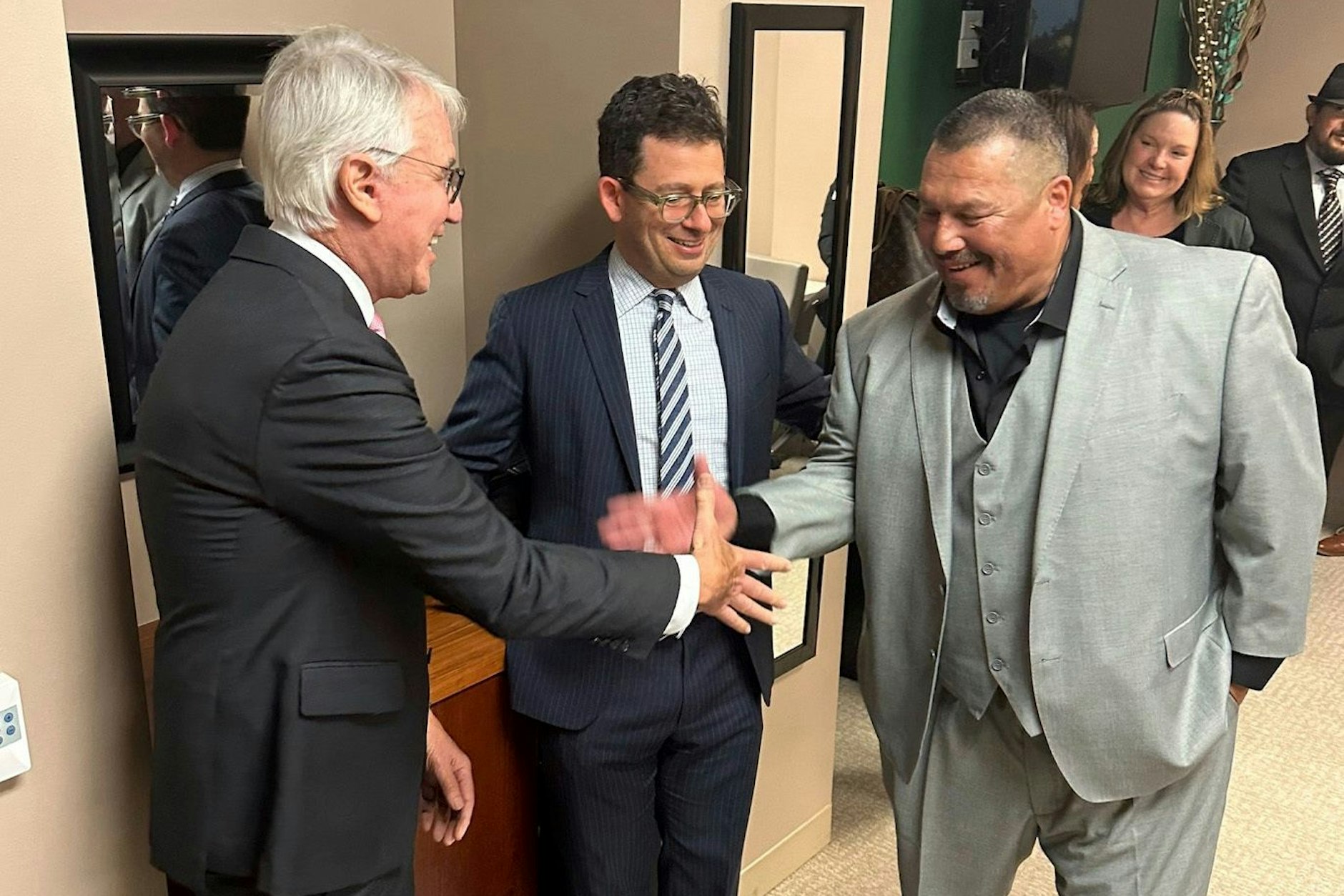 In Freiheit: Daniel Saldana (r), gibt George Gascon, dem Staatsanwalt von Los Angeles, die Hand – sein Anwalt Mike Romano steht in der Mitte.