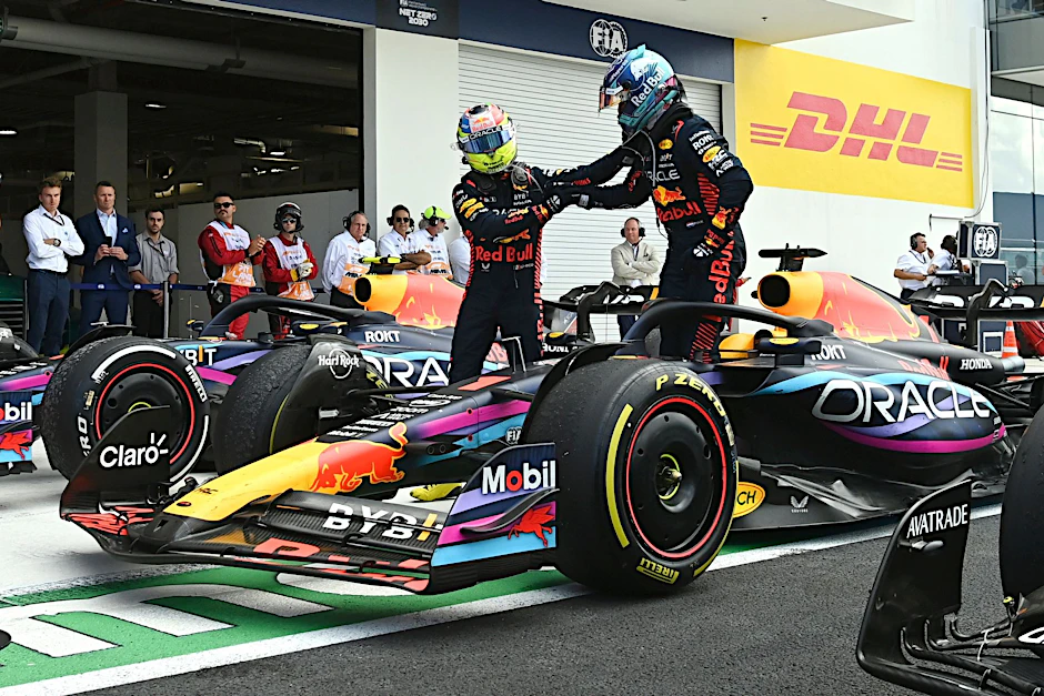 Red-Bull-Pilot Sergio Pérez (l) gratuliert seinem Teamkollegen Max Verstappen zum Sieg.  pa