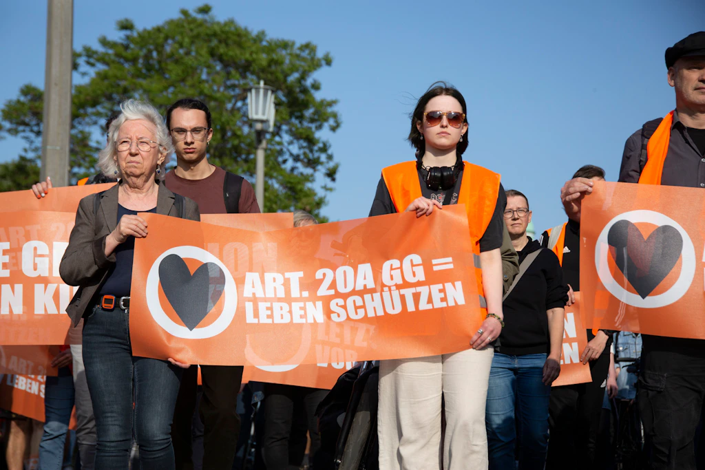 Radfahrer applaudieren, Autofahrer hupen: Die Letzte Generation in Friedrichshain