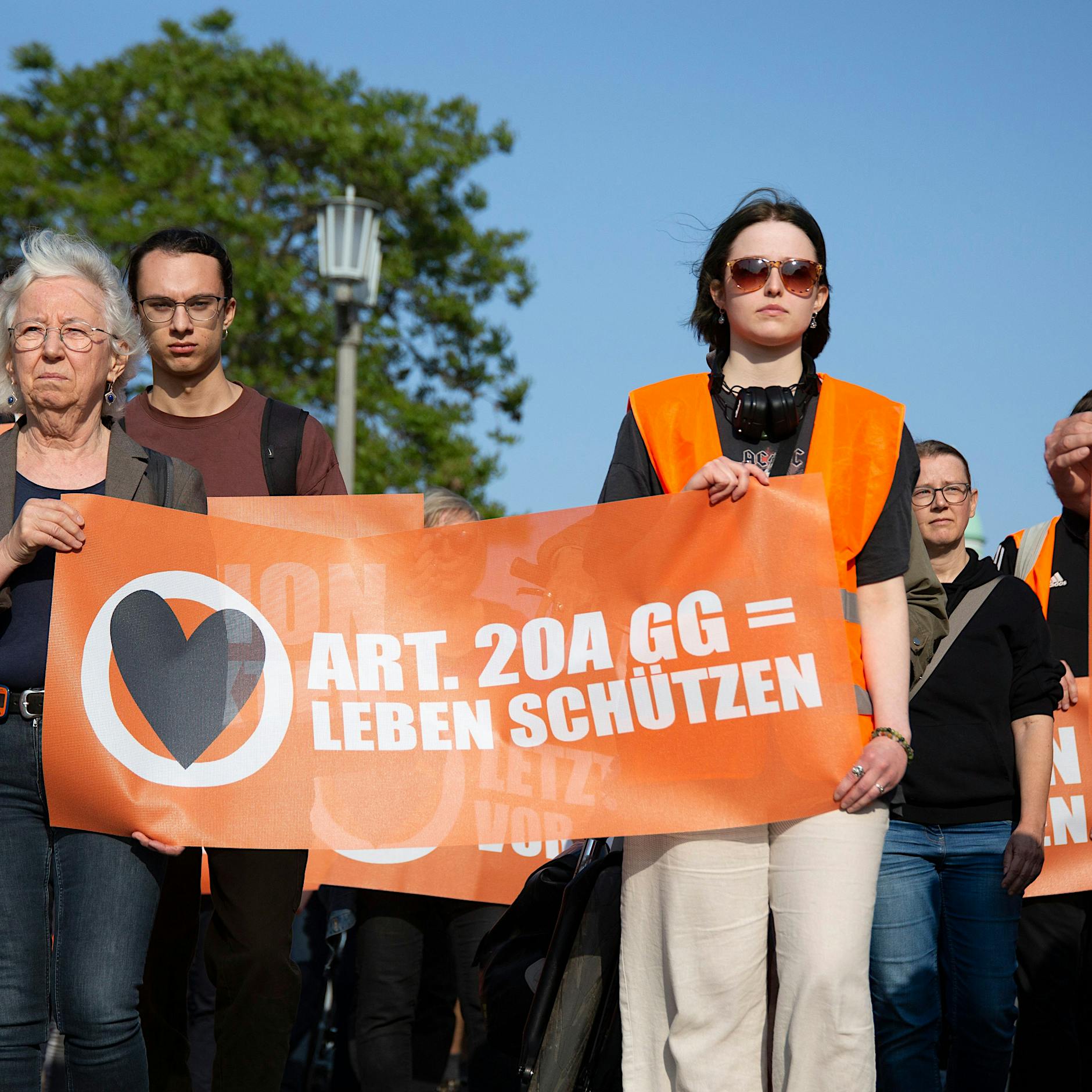 Radfahrer applaudieren, Autofahrer hupen: Die Letzte Generation in Friedrichshain