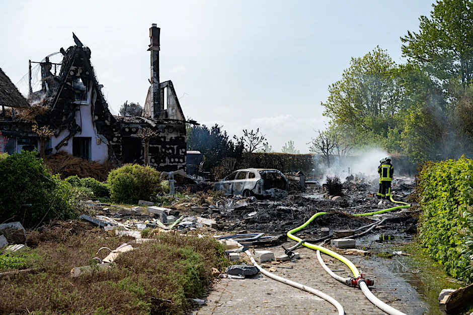 Nach einer Explosion ist in Putgarten im Norden der Insel Rügen am Morgen ein Feuer ausgebrochen und hat&nbsp;mehrere Häuser zerstört.&nbsp;