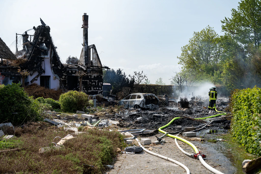 Explosion auf Rügen: Ferienhäuser zerstört – Millionenschaden