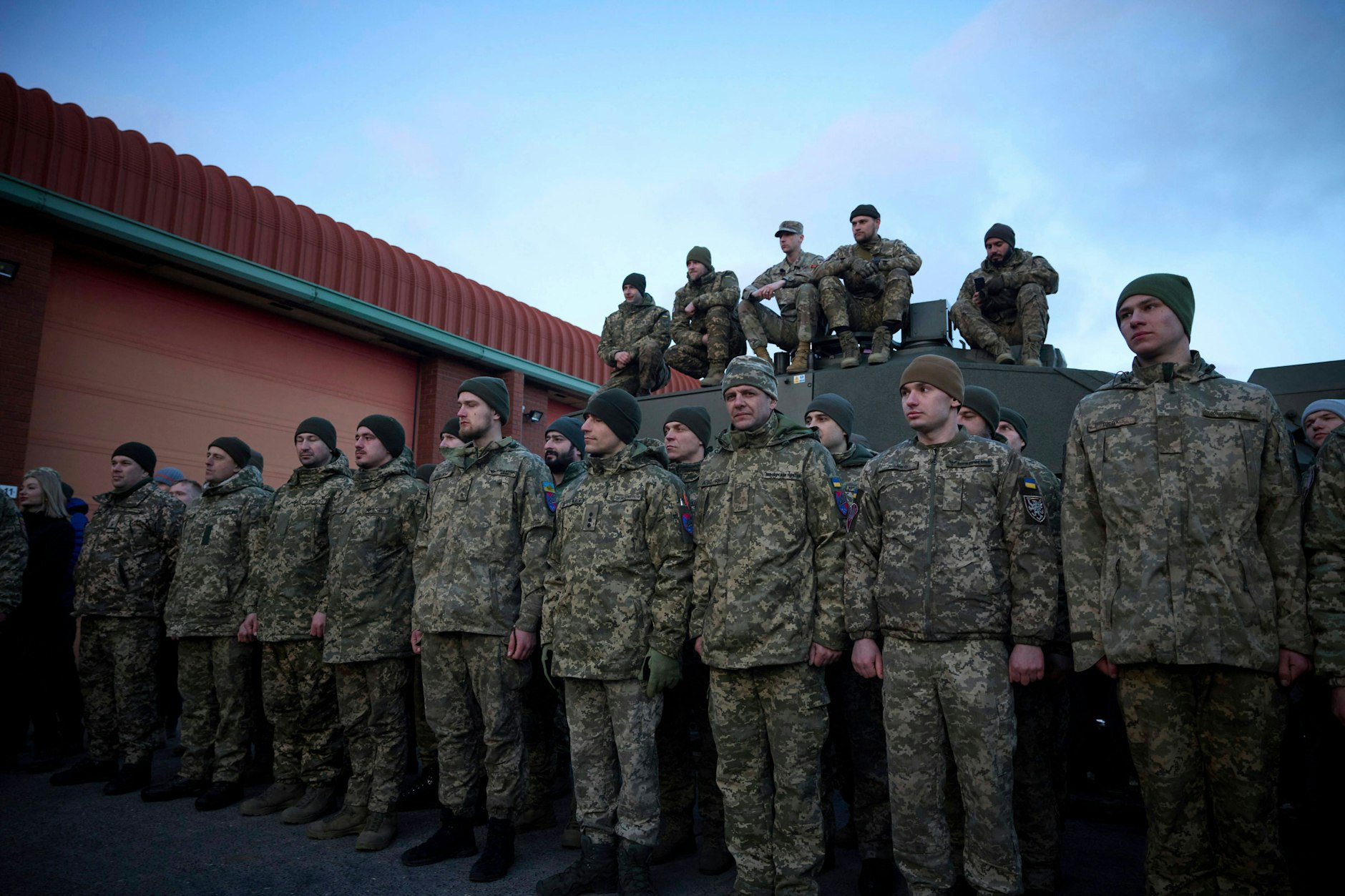 Ukrainische Soldaten, die von der britischen Armee an Challenger-2-Panzern ausgebildet werden
