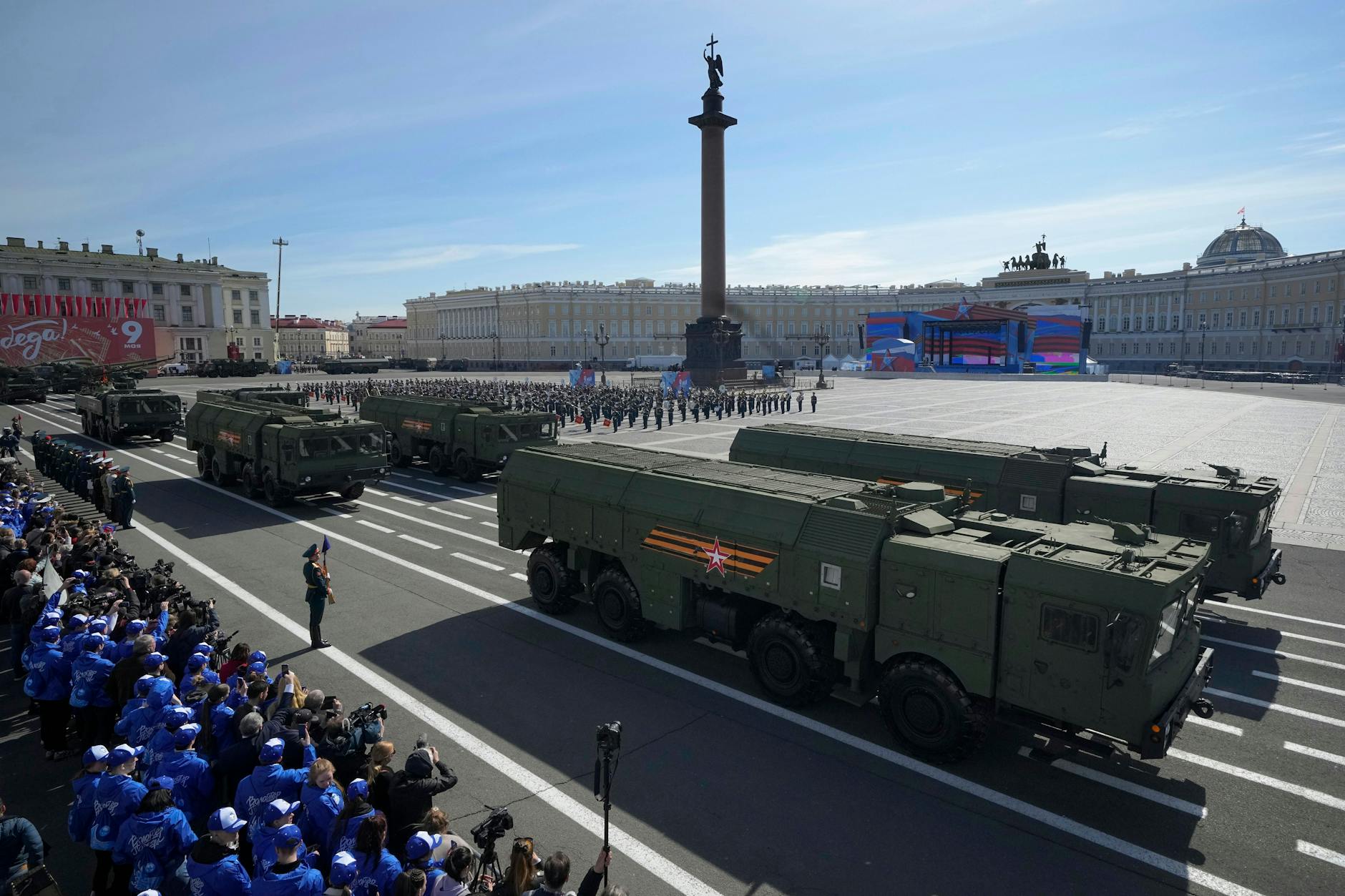 Das russische Militär präsentierte seine mobilen Iskander-Raketenwerfer zuletzt bei den Siegesparaden am 9. Mai, hier in St. Petersburg. Die Raketen können mit Atomsprengköpfen ausgestattet werden