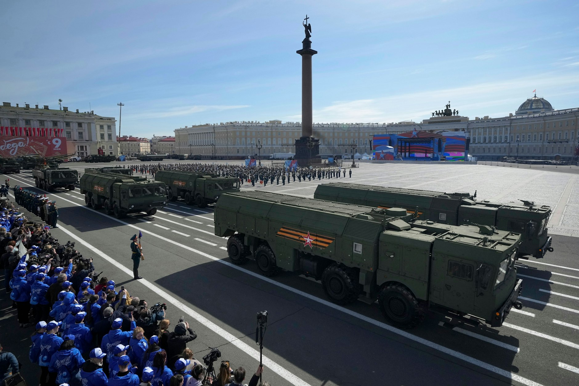 Das russische Militär präsentierte seine mobilen Iskander-Raketenwerfer zuletzt bei den Siegesparaden am 9. Mai, hier in St. Petersburg. Die Raketen können mit Atomsprengköpfen ausgestattet werden